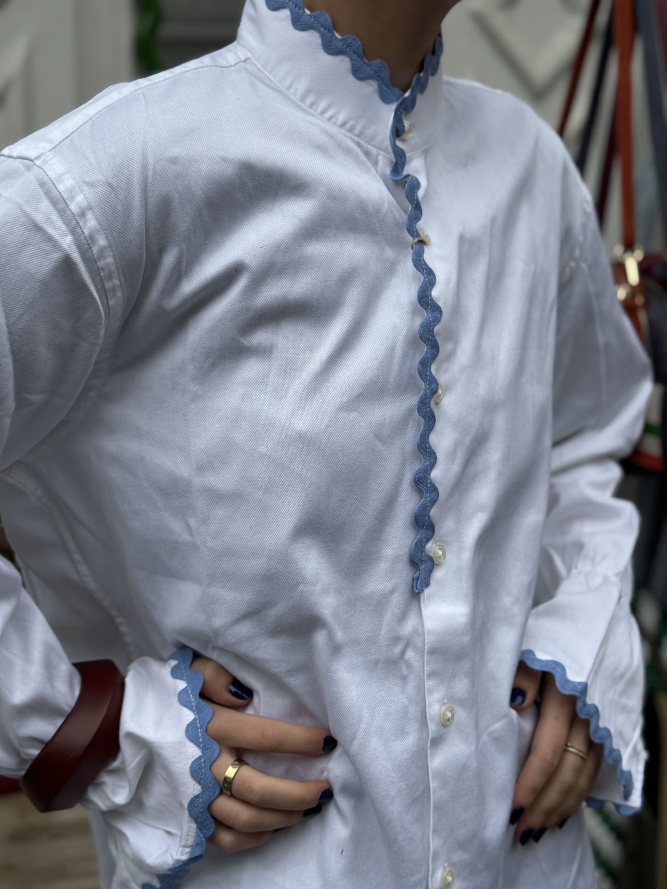 Chemise upcyclée blanche – zoom sur le col