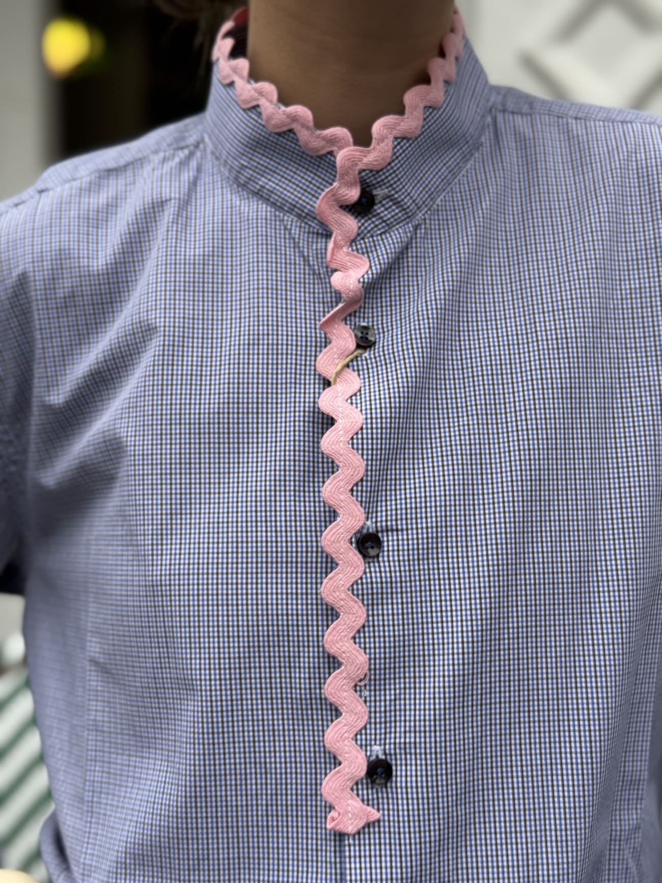 Détail du croquet rose du col de la chemise upcyclée