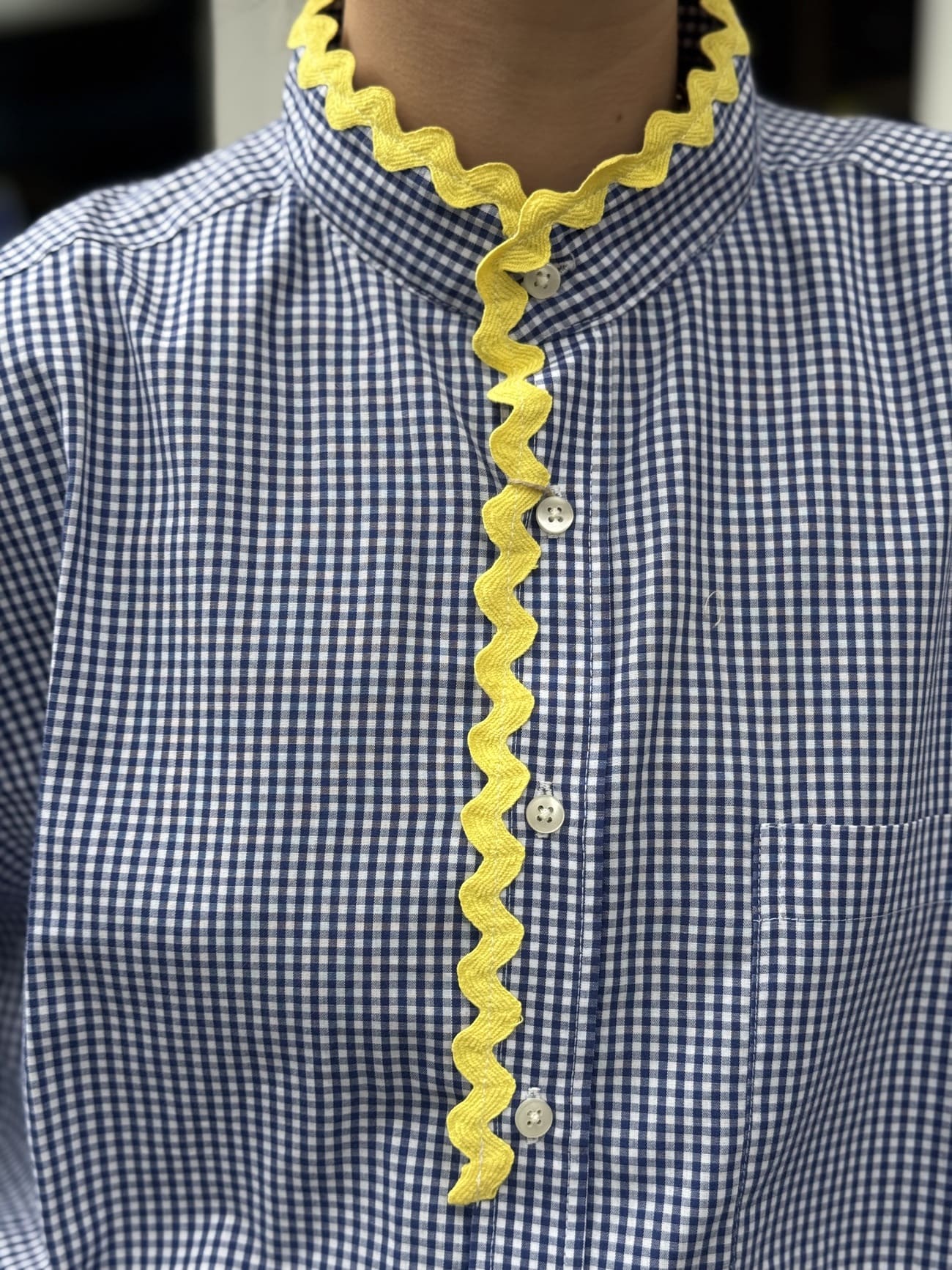 Détail du croquet jaune de la chemise upcyclée ensemble création vichy bleu
