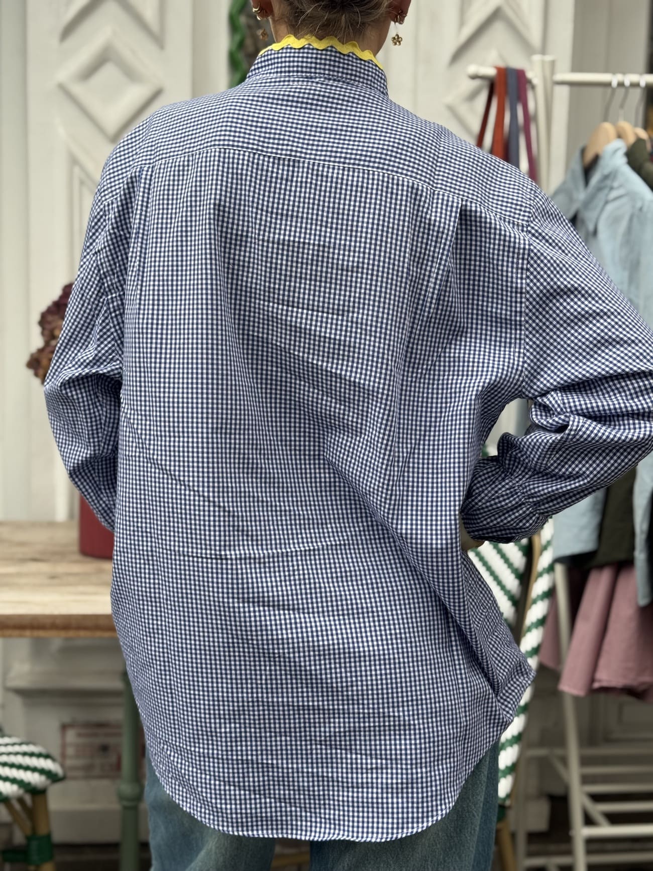 Chemise upcyclée motif vichy bleu, vue de dos