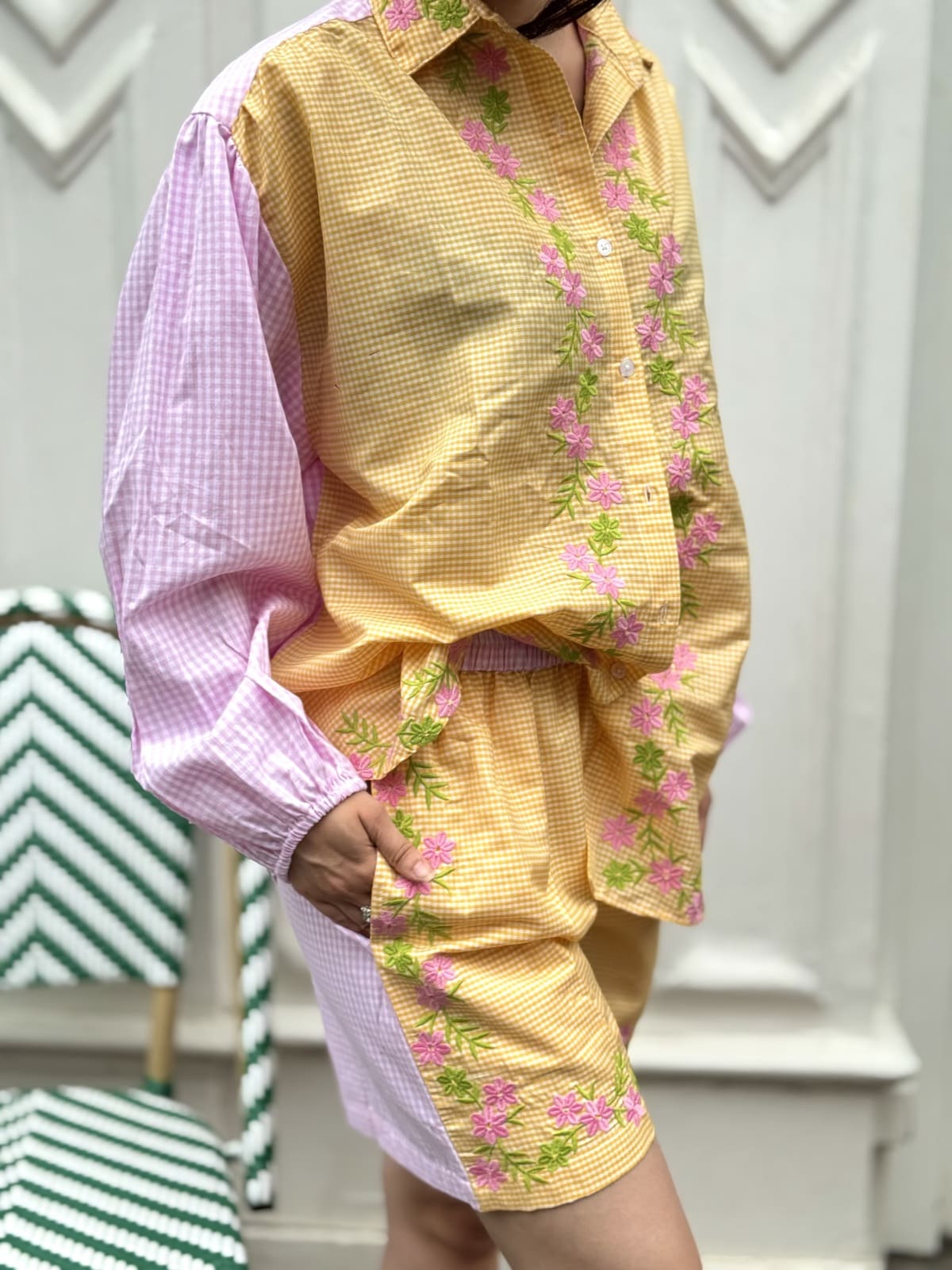 Vue de profil de la chemise vichy jaune