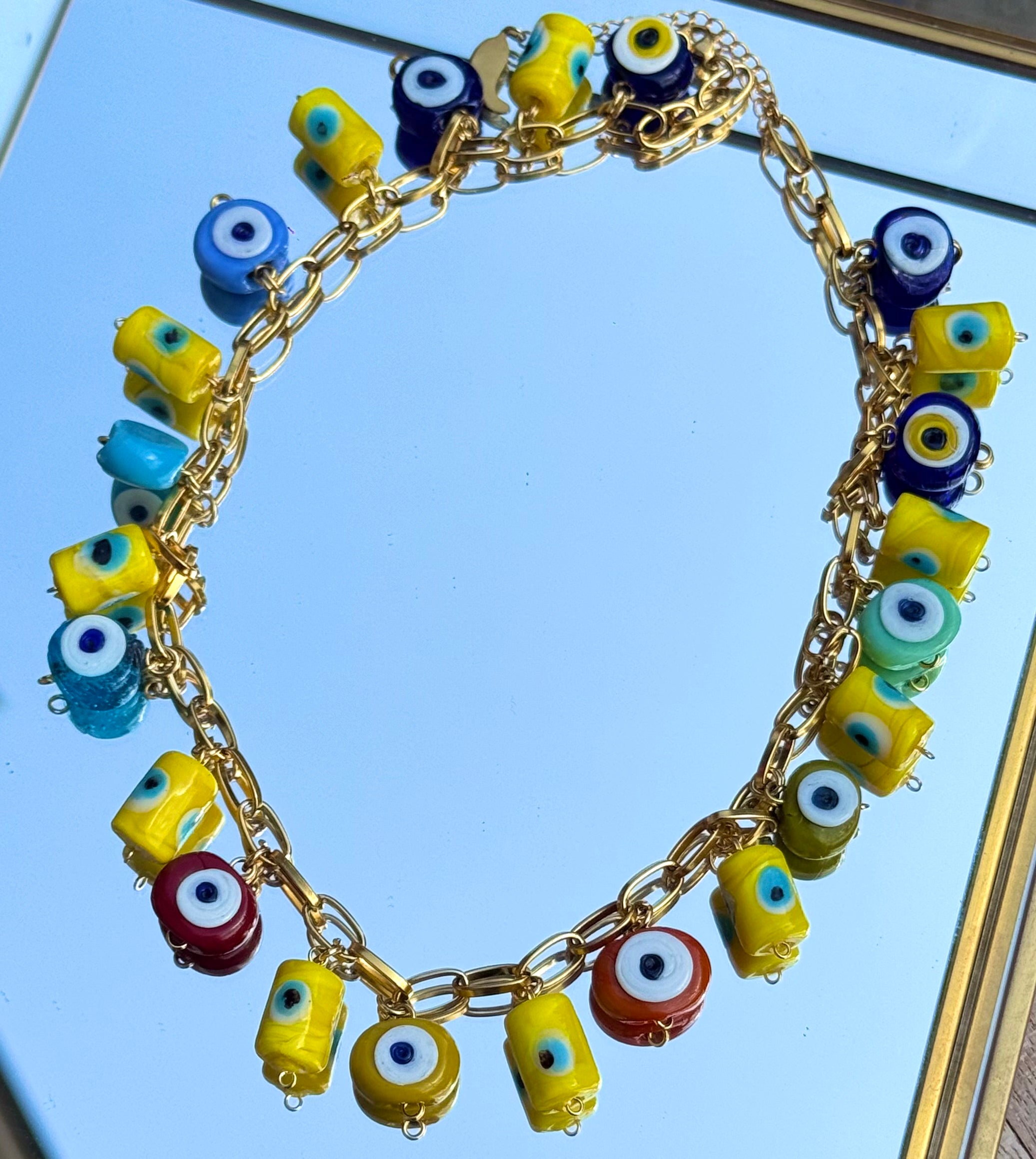Gros plan du collier Mamie Colette avec perles colorées