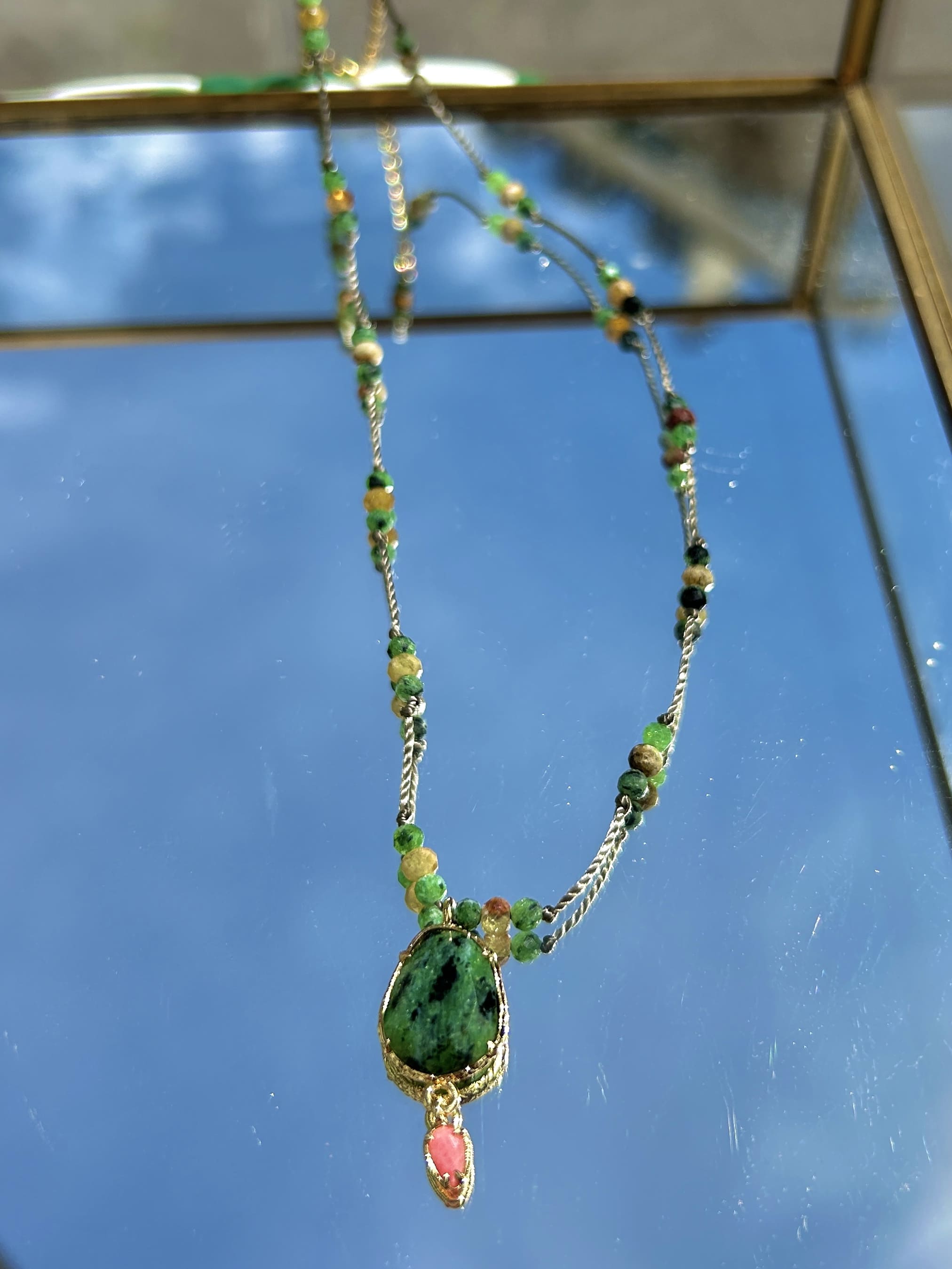 Détail du collier agate sur cordon fin – pierres naturelles et pampille colorée