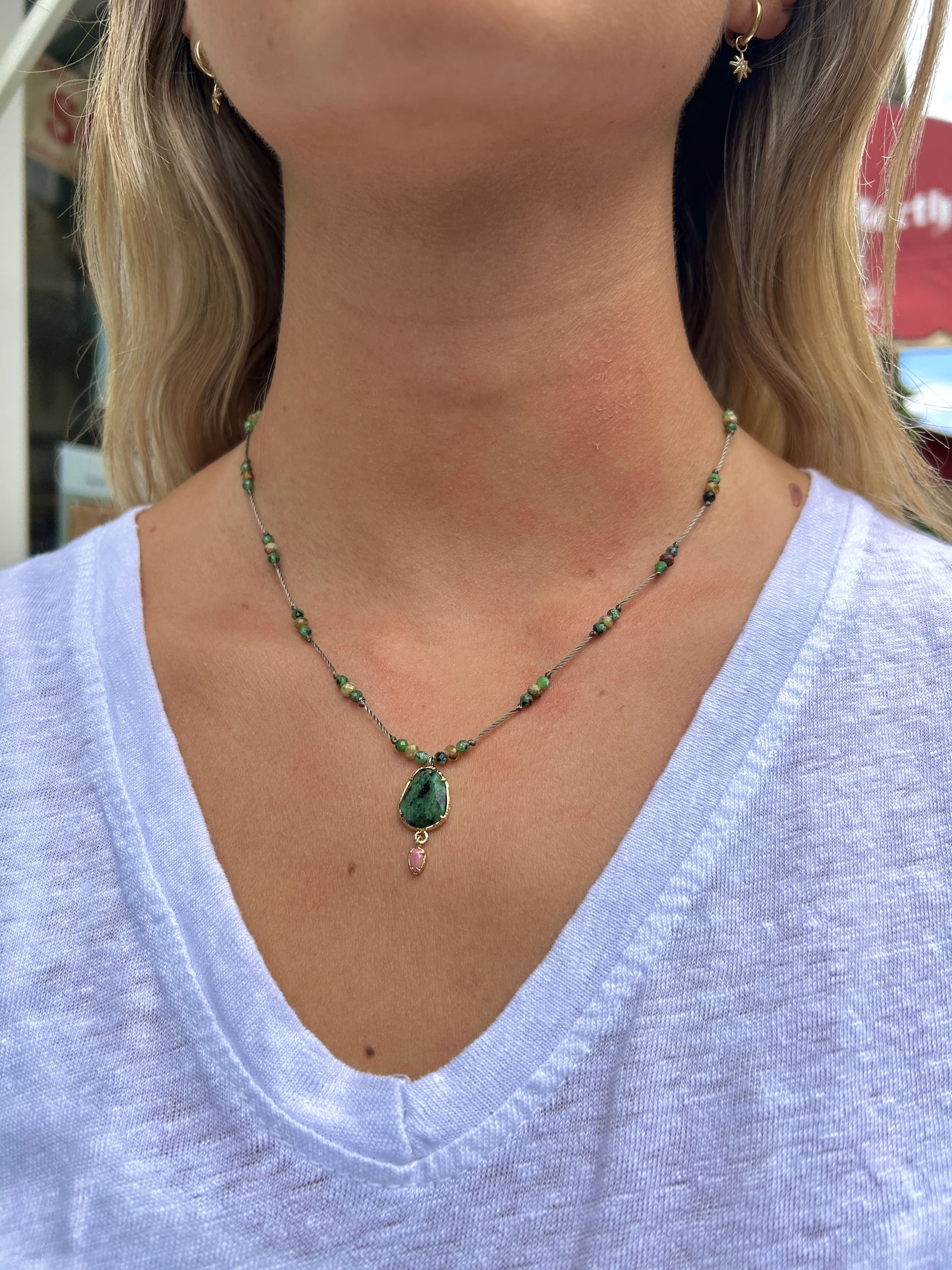 Collier en agate porté avec pampille centrale corail et verte – style bohème chic