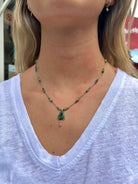 Collier en agate porté avec pampille centrale corail et verte – style bohème chic