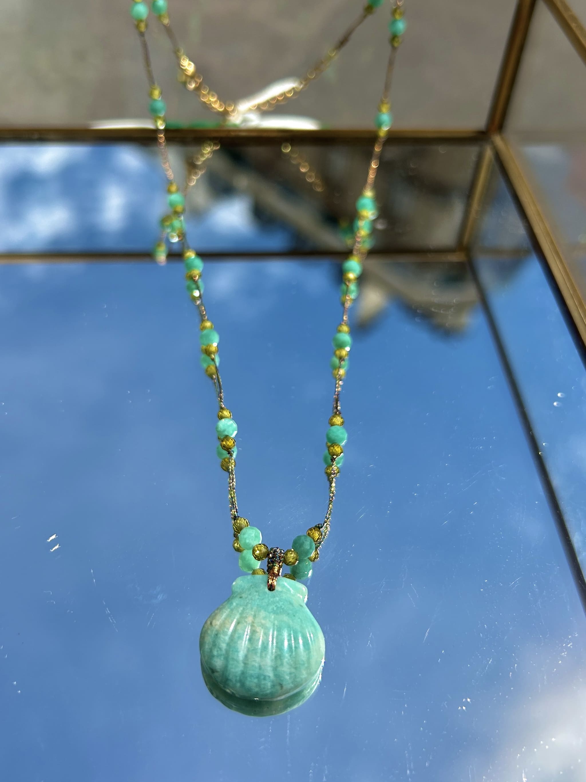 Détail du collier agate turquoise sur cordon fin avec pampille coquillage