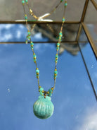 Détail du collier agate turquoise sur cordon fin avec pampille coquillage