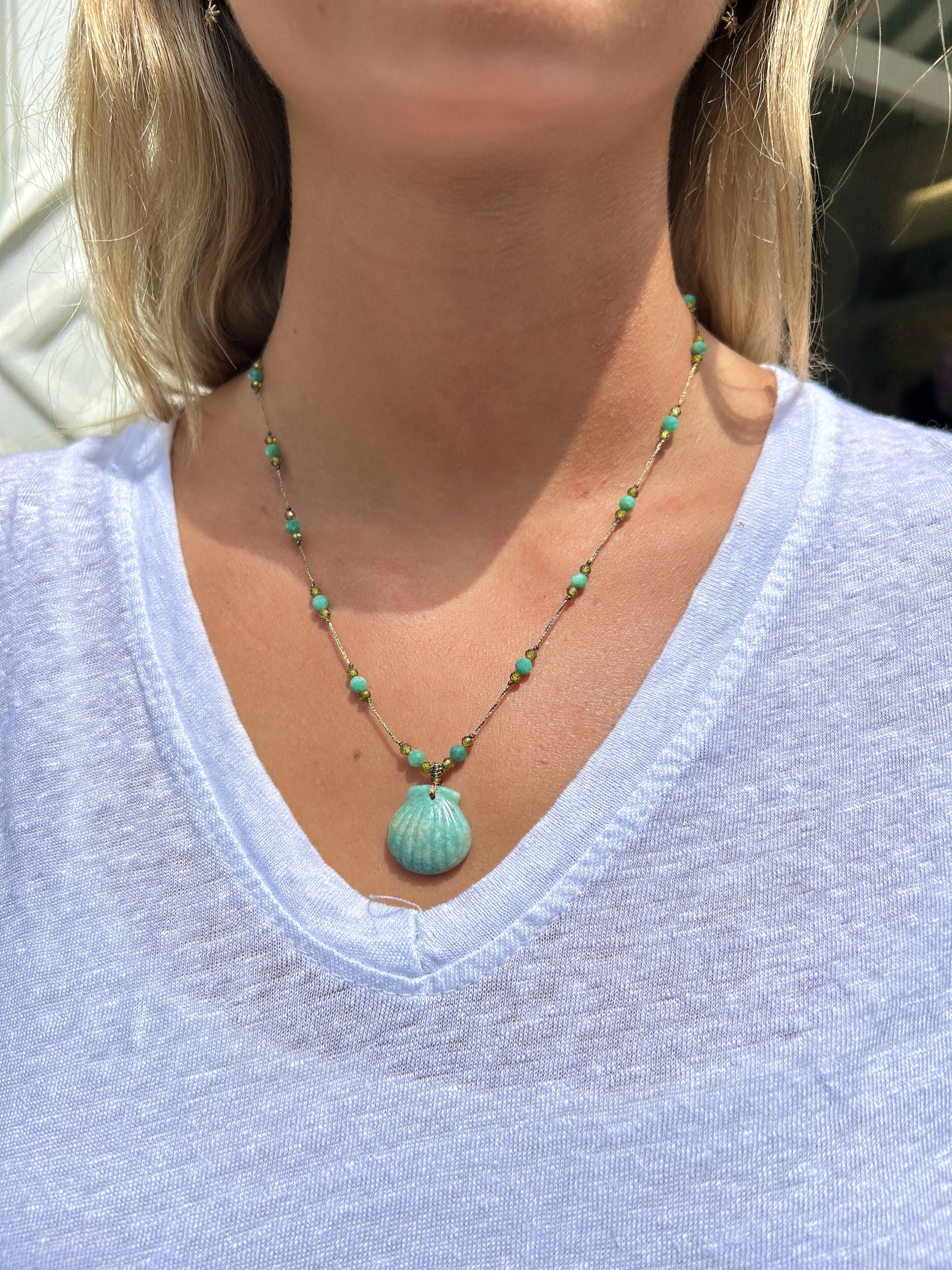 Collier en agate turquoise avec pampille coquillage porté – style bohème et estival