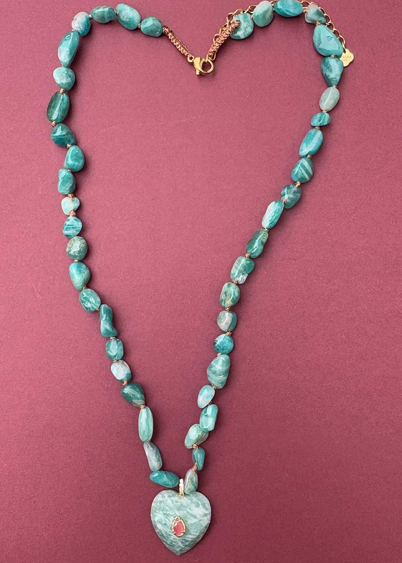 Collier en amazonite avec un pendentif coeur vu à plat
