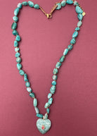 Collier en amazonite avec un pendentif coeur vu à plat