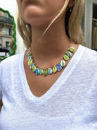 Collier breloques coquillage vert et bleu sur chaîne épaisse porté
