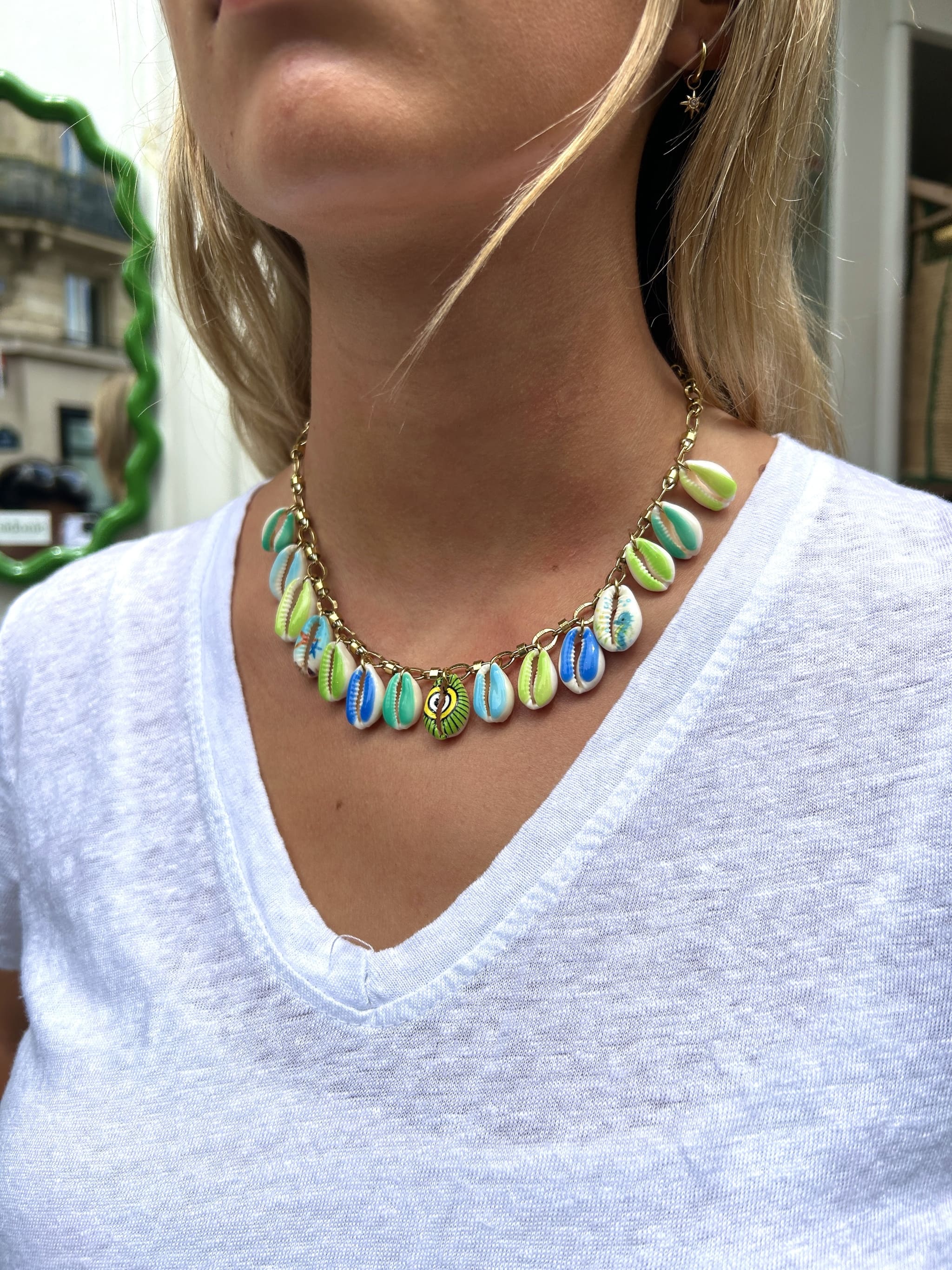 Collier breloques coquillage vert et bleu sur chaîne épaisse porté
