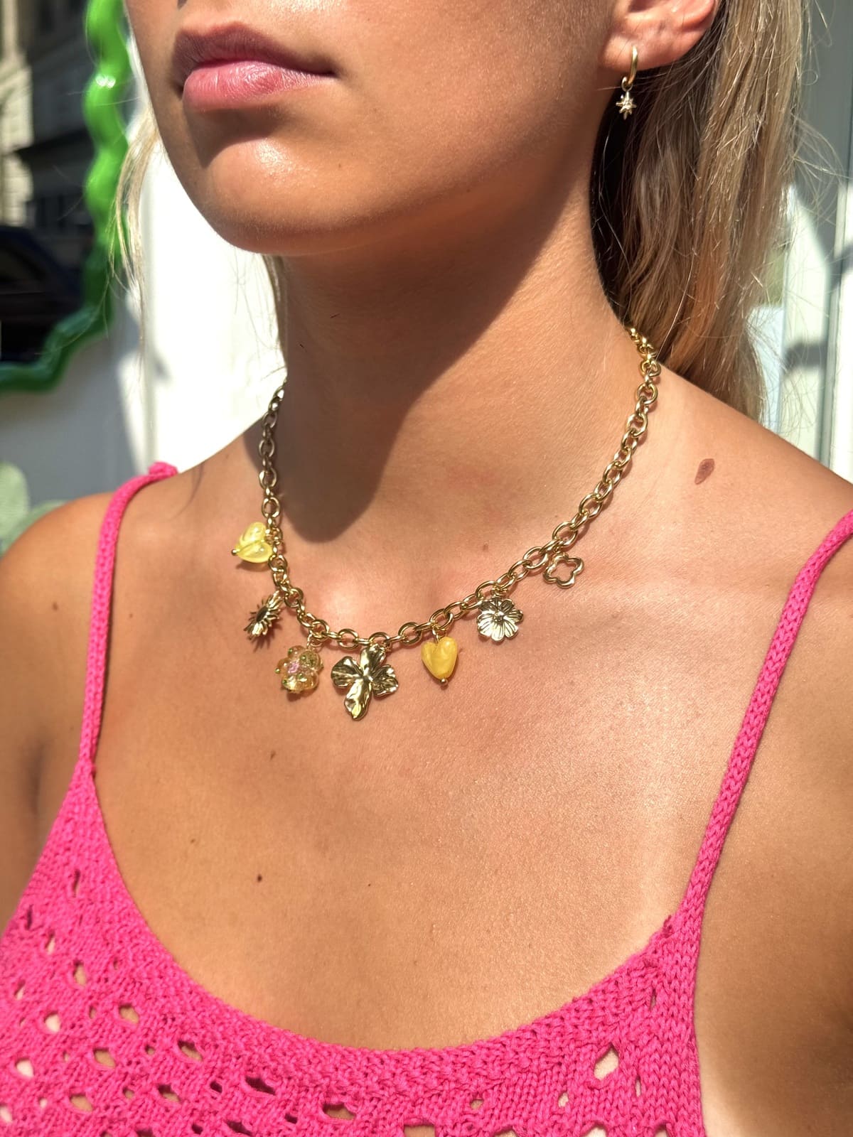 Collier Cœur jaune porté 