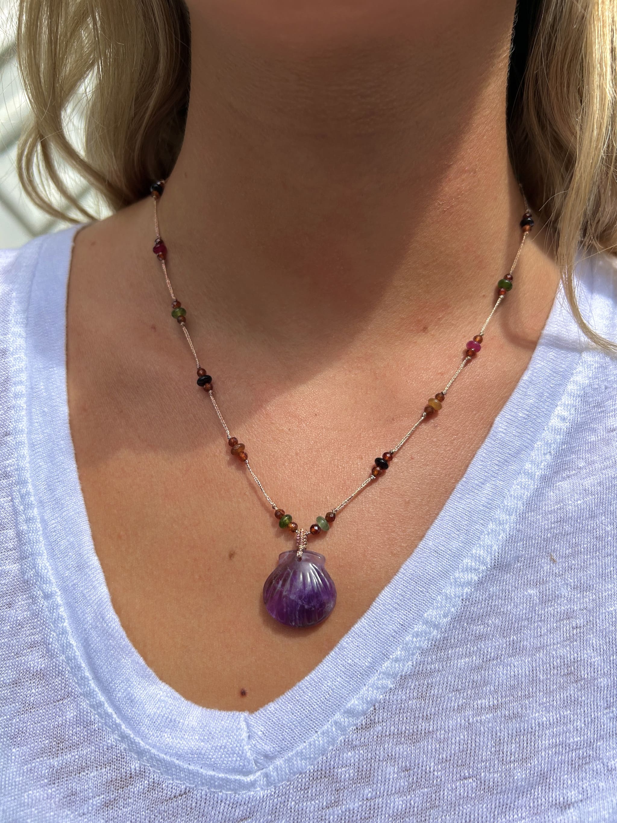 Coquillage Violet avec perles d'agate sur cordon porté