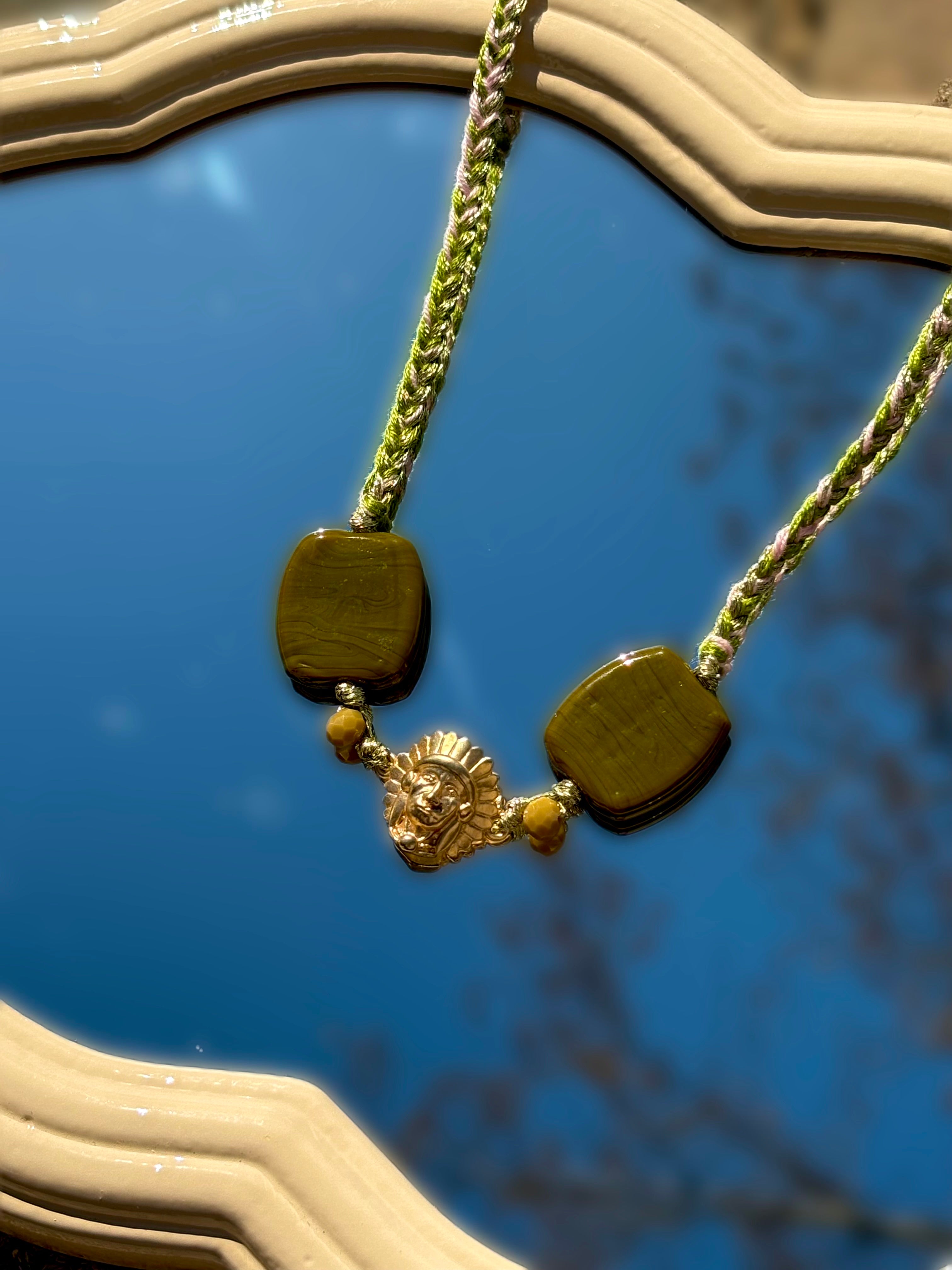 Collier cordon avec un masque indien