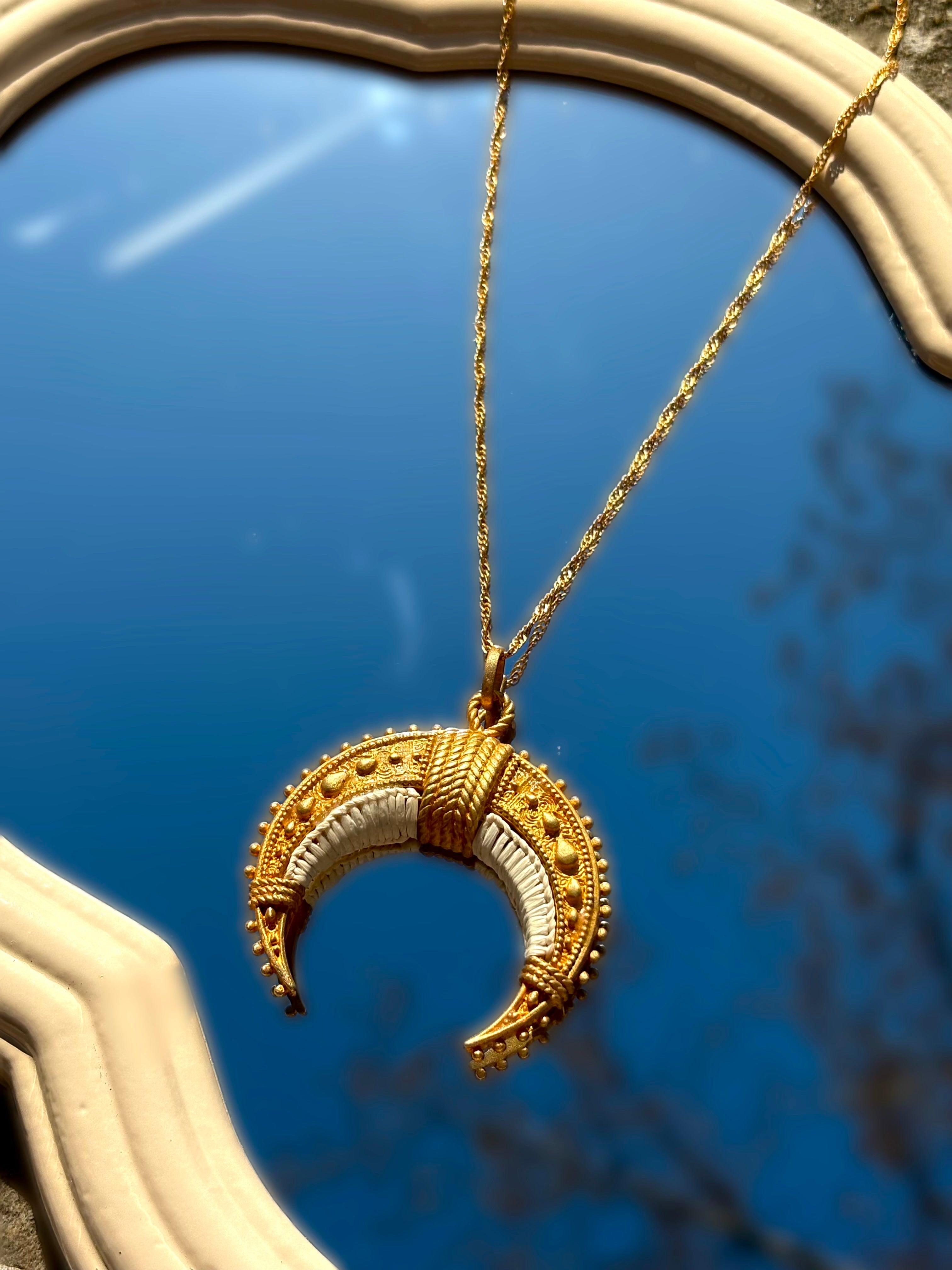 Collier croissant de lune or et fil blanc