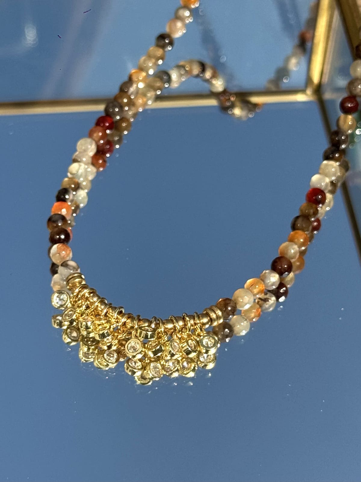 Gros plan sur les strass et perles du collier Diwali Sienne