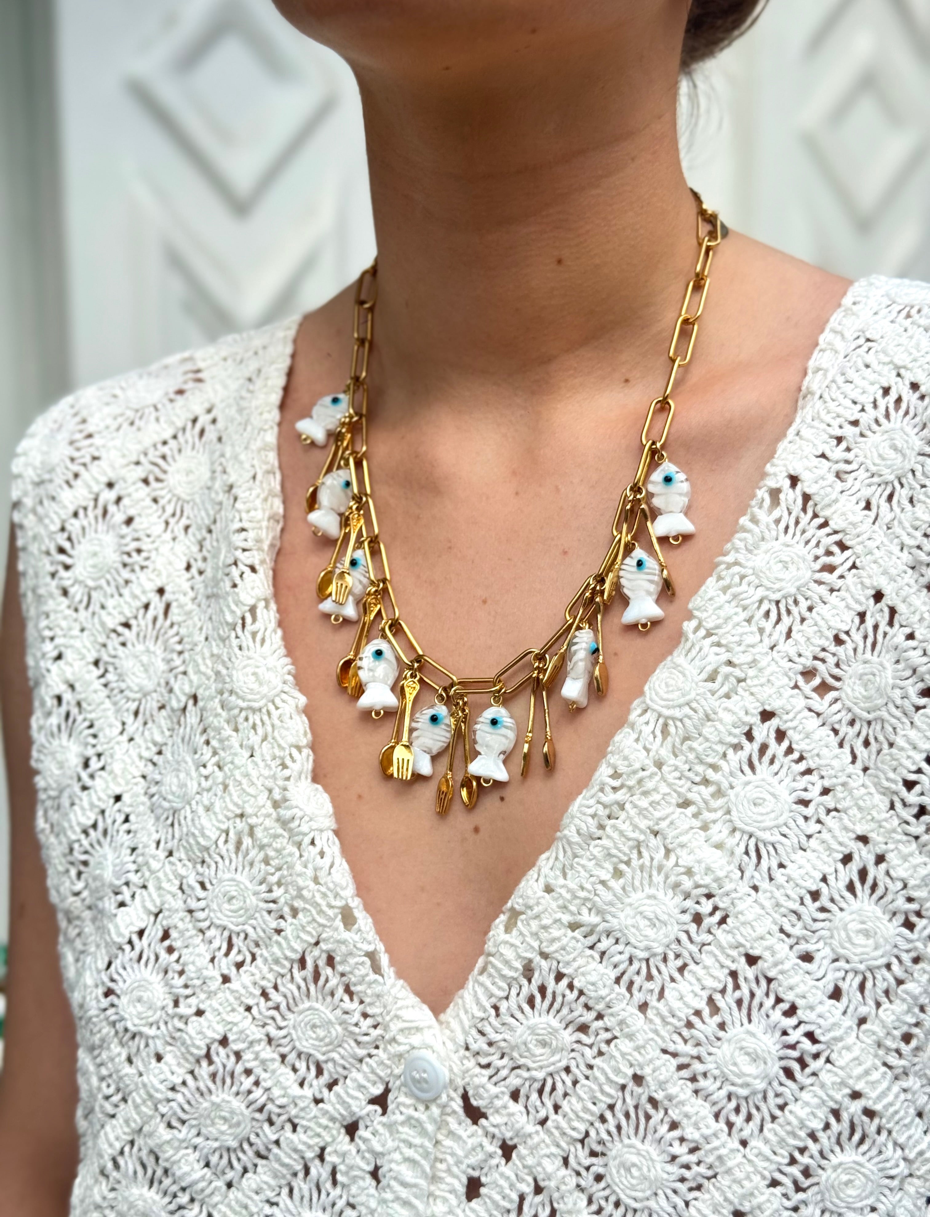 Collier Kchoush porté – chaîne en laiton doré avec charms poisson et couverts