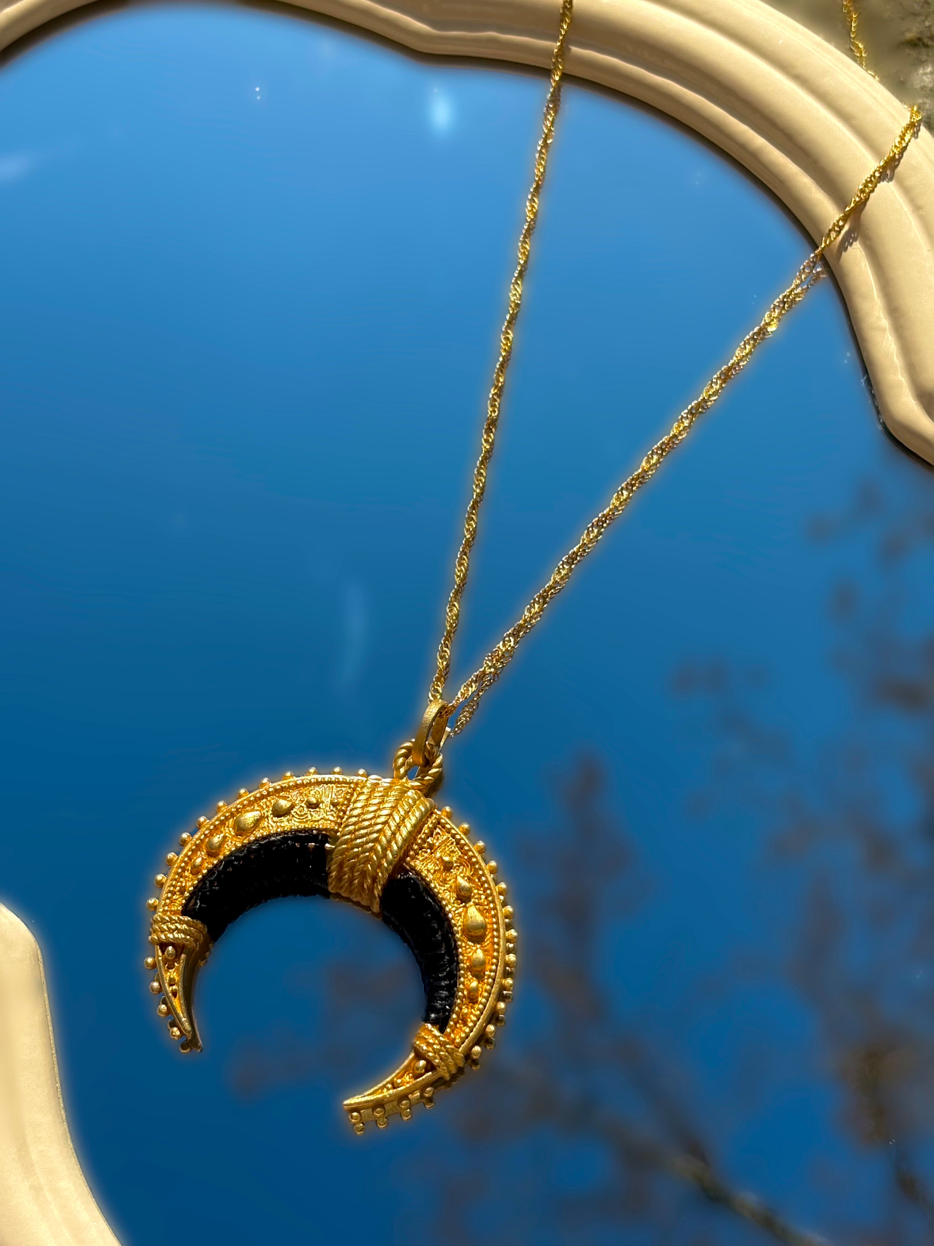 Collier pour femme en laiton et fil noir en forme de croissant