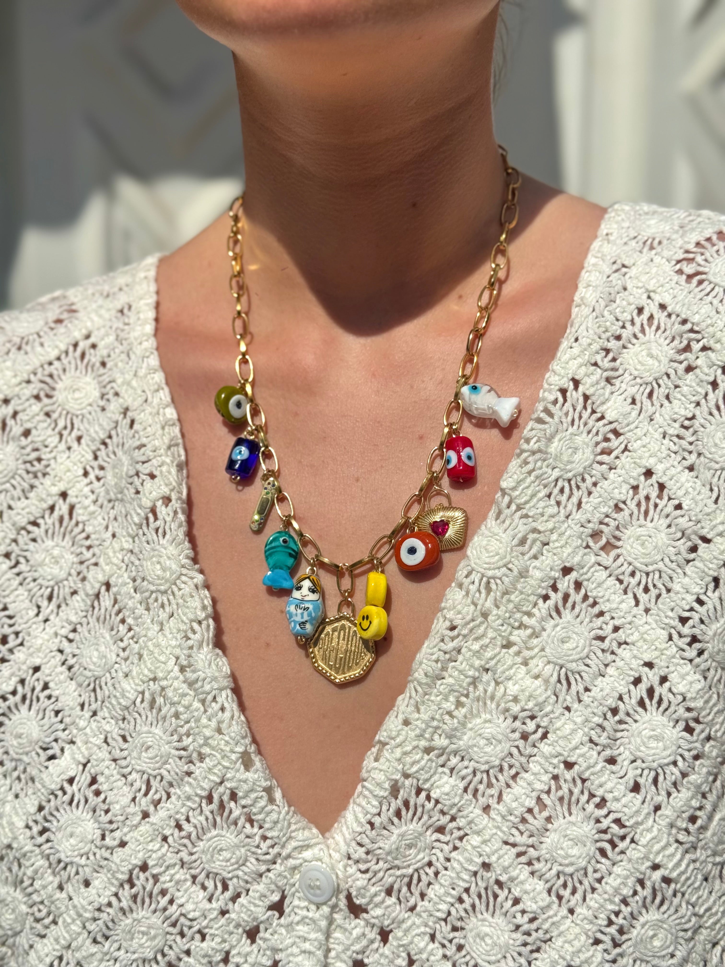 Collier Kchoush porté – chaîne en laiton doré avec charms porte-bonheur