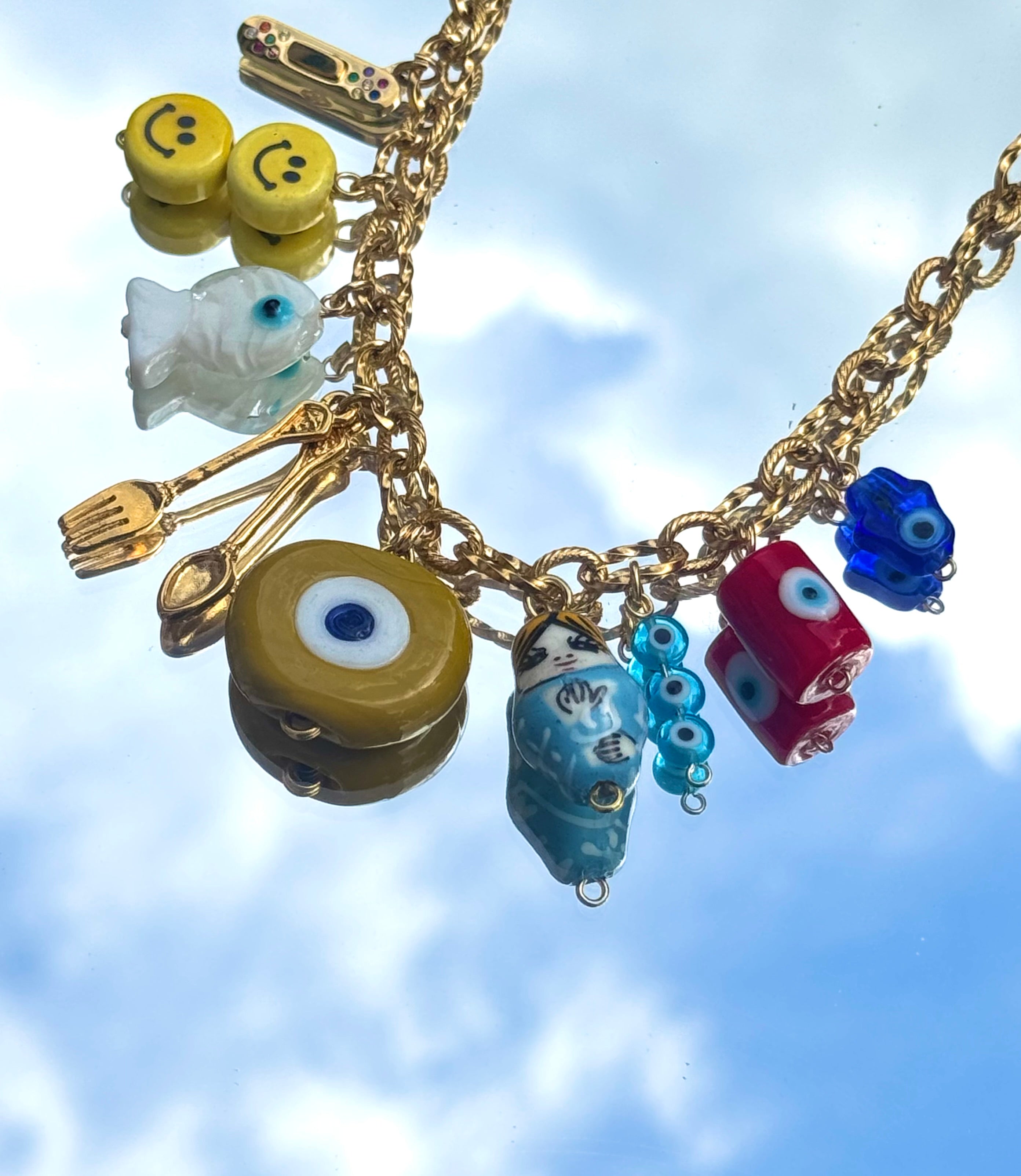 Collier Kchoush détail – chaîne en laiton doré avec 9 charms porte-bonheur