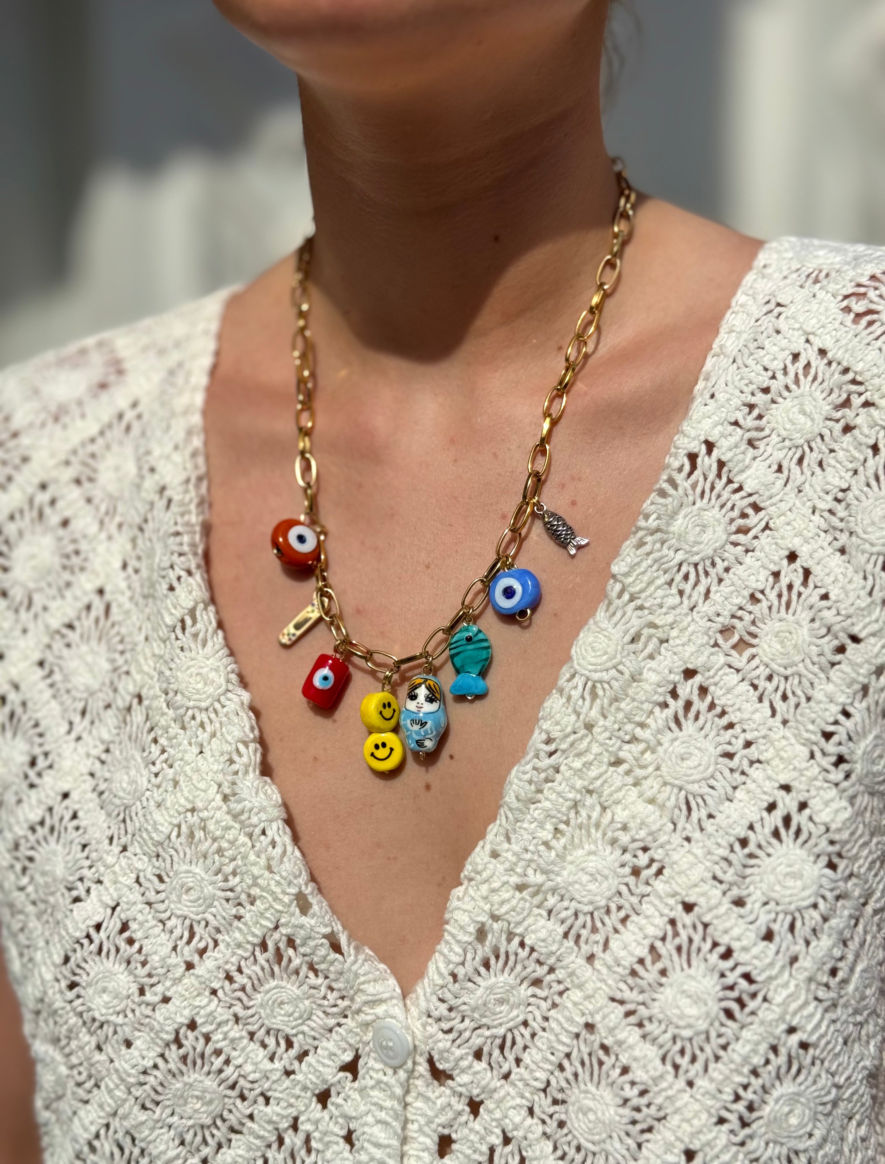 Collier Kchoush porté – chaîne en laiton doré avec charms porte-bonheur