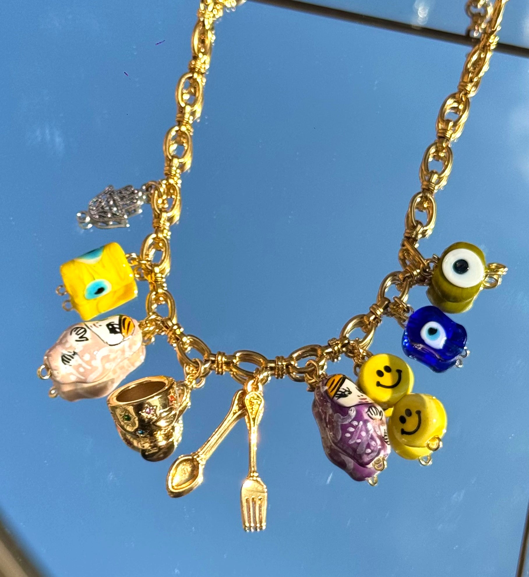 Collier Kchoush Mamie Claudine 9 charms doré avec main de Fatma 