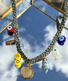 Gros plan du collier Kchoush bleu tressé avec ses 7 charms 