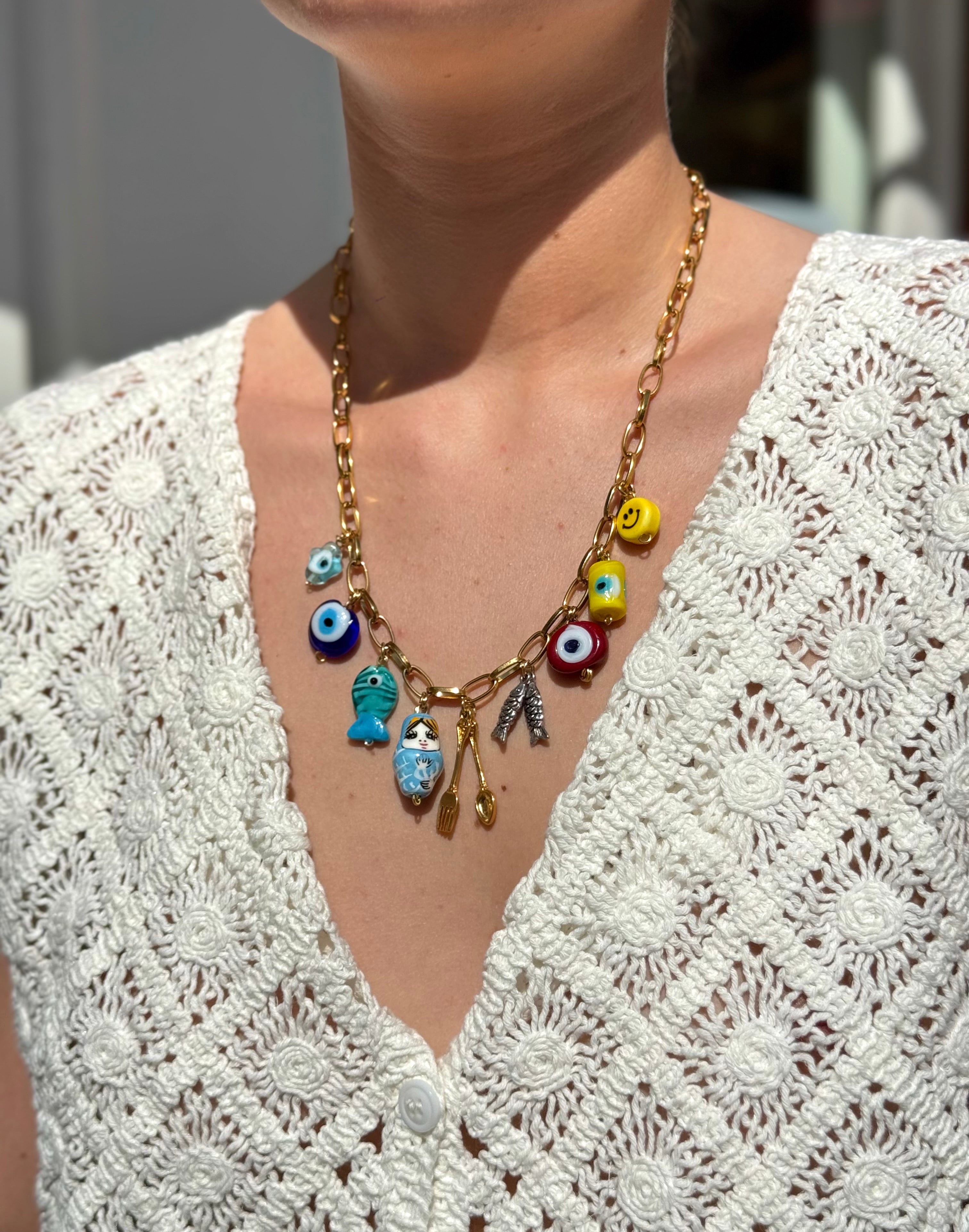 Collier Kchoush porté – chaîne en laiton doré avec breloque porte-bonheur