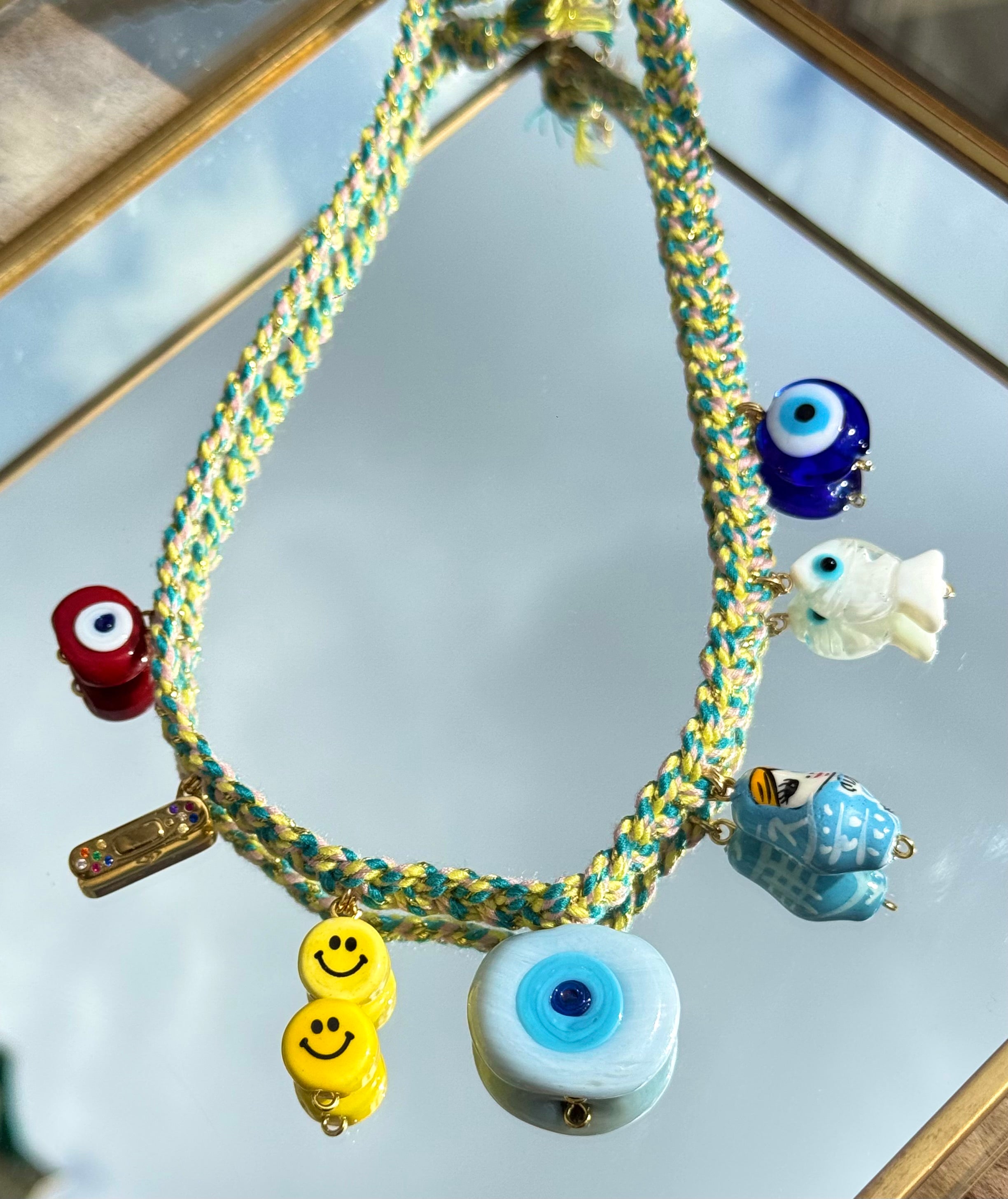 Gros plan sur les charms du collier Kchoush