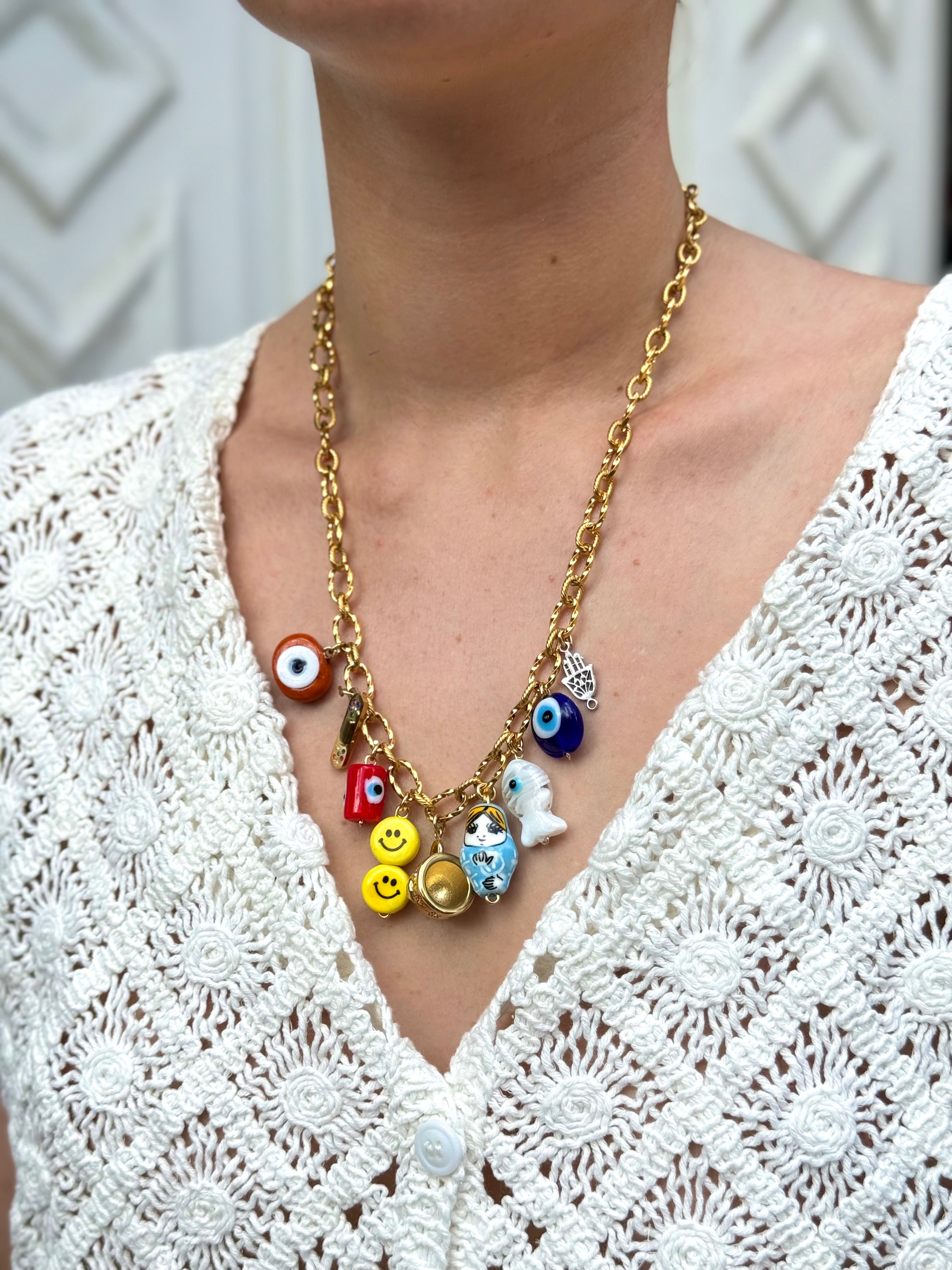 Collier Kchoush porté – chaîne en laiton doré avec charms porte-bonheur