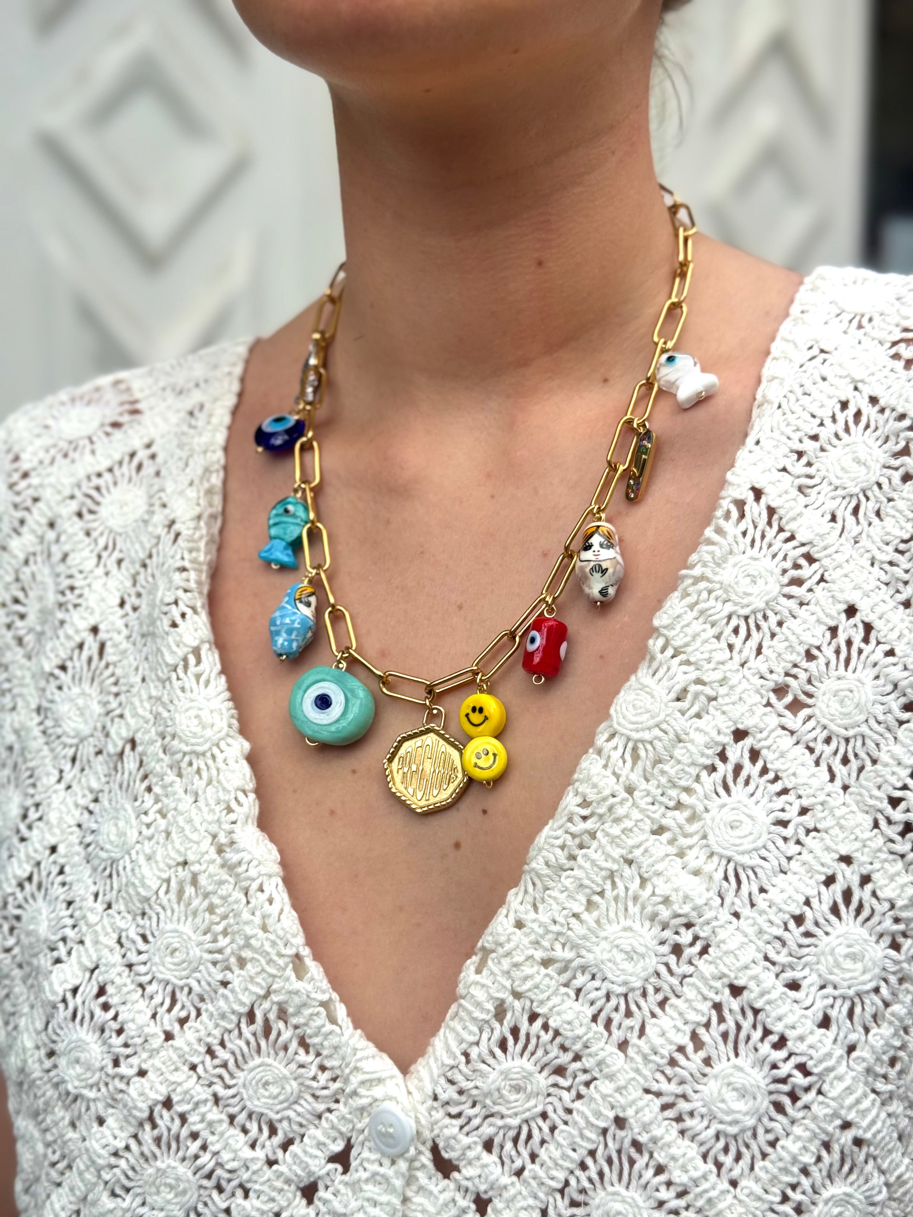 Collier Kchoush porté – chaîne en laiton doré avec charms porte-bonheur