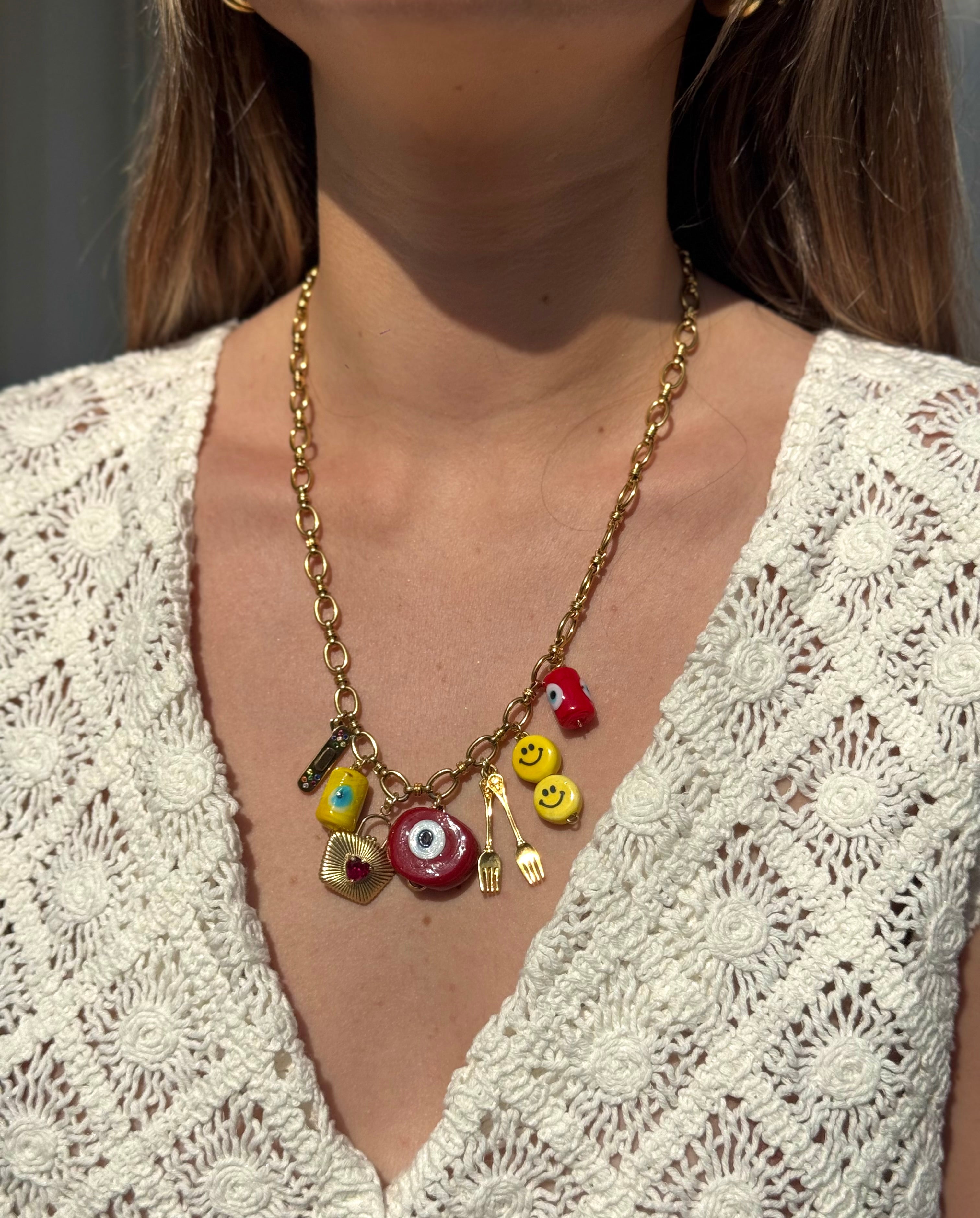 Collier Kchoush porté – chaîne en laiton doré avec charms porte-bonheur