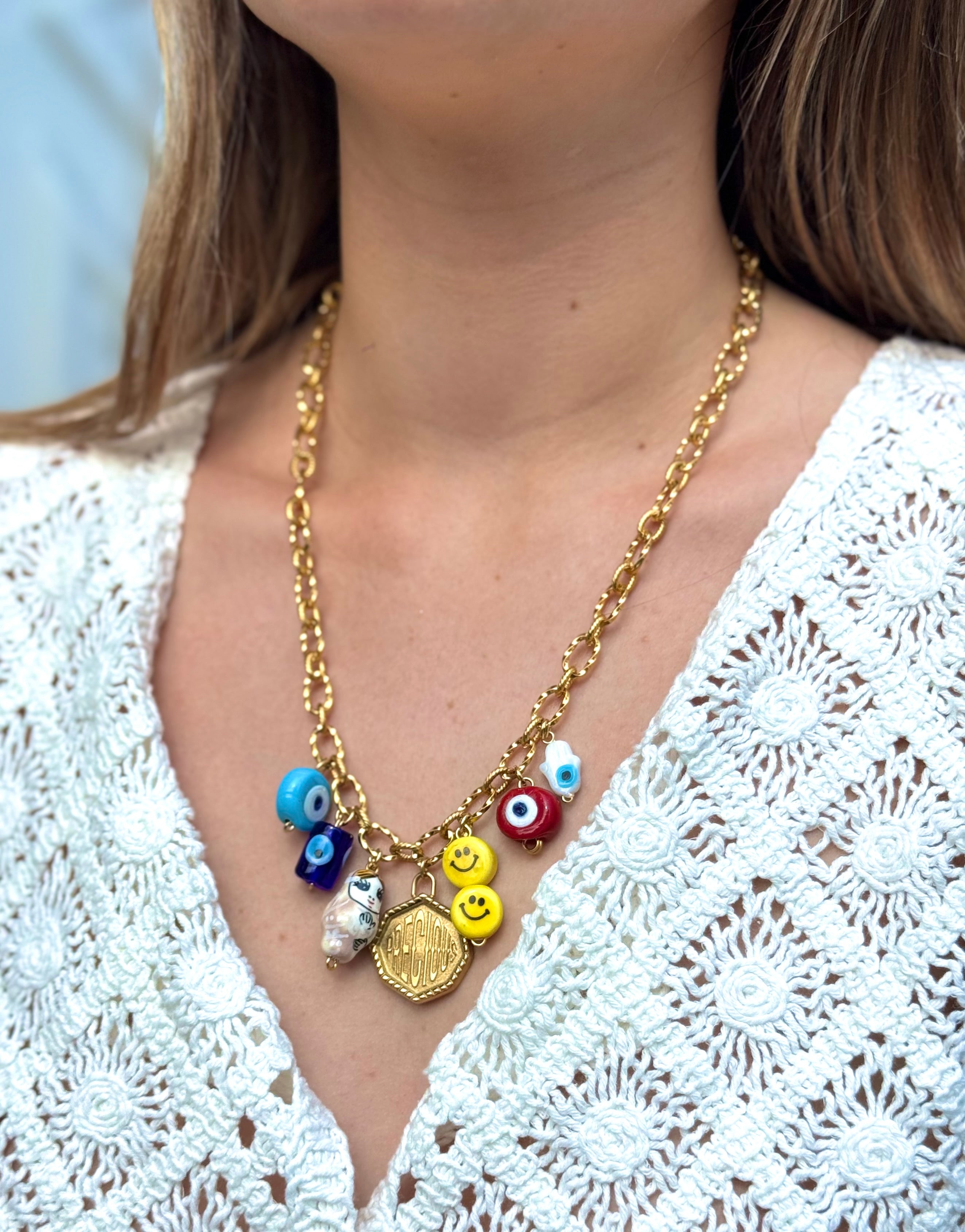 Collier Kchoush porté – chaîne en laiton doré avec charms precious porte-bonheur