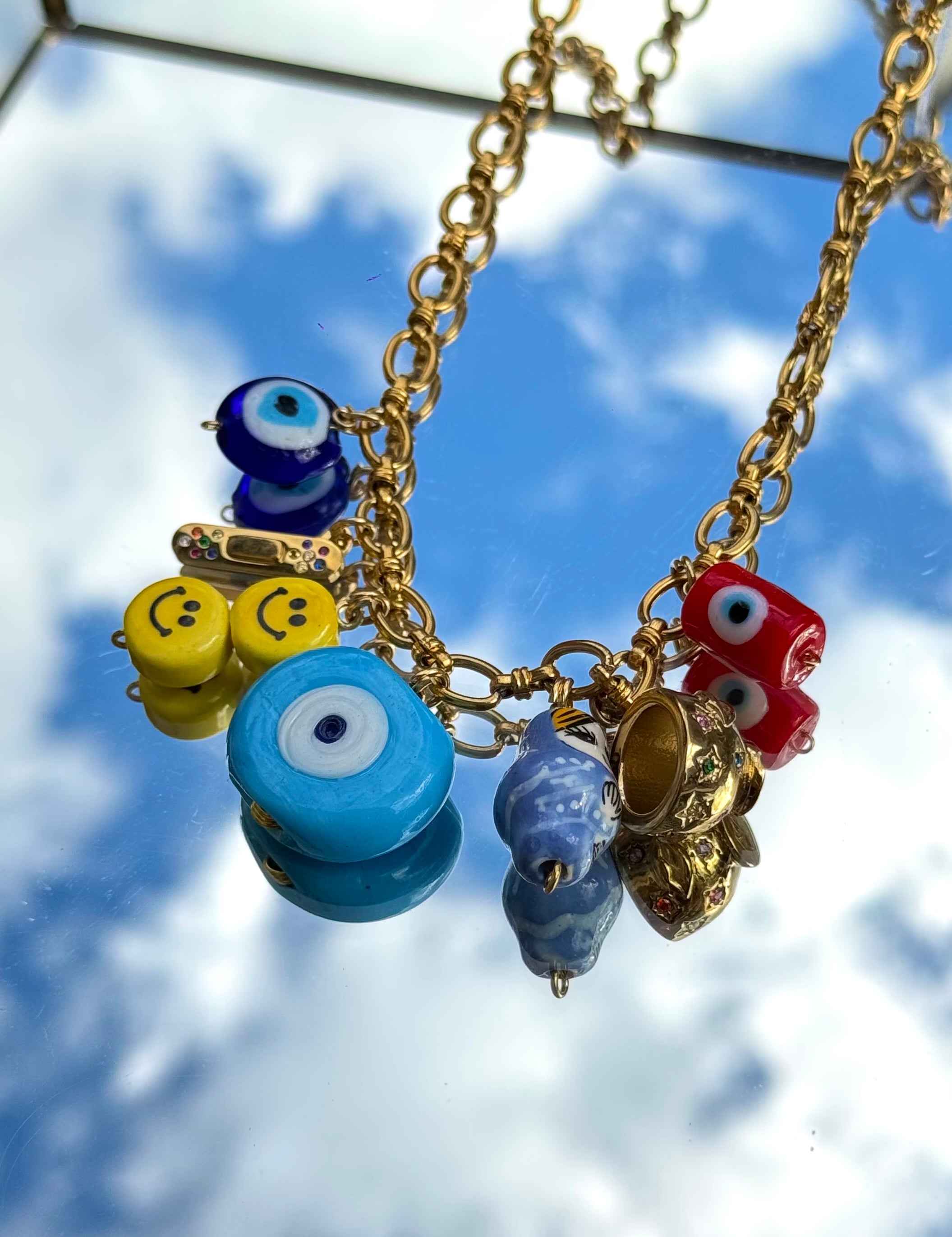 Gros plan du collier Kchoush avec 7 breloques