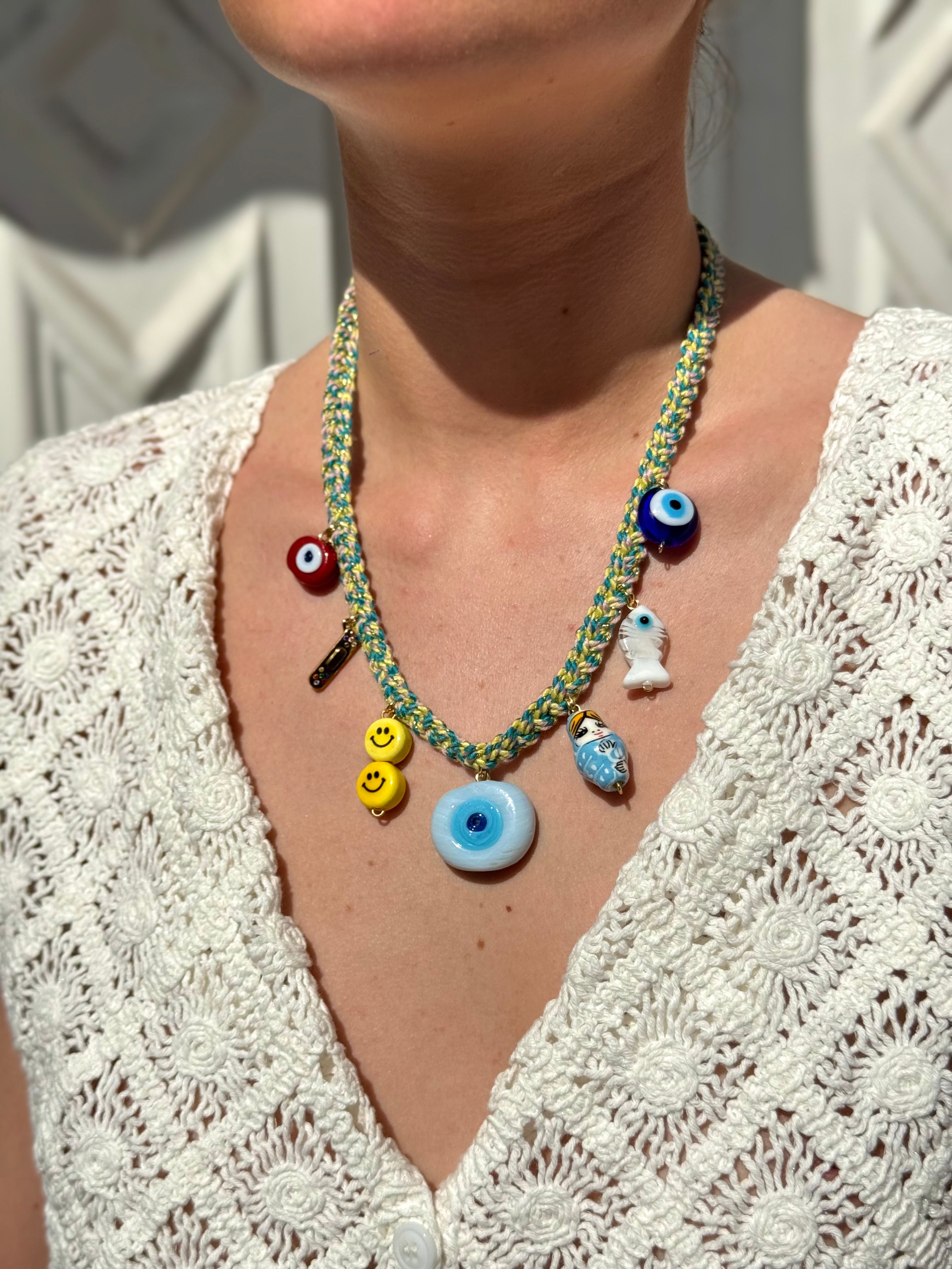 Collier cordon tressé Kchoush avec breloques.