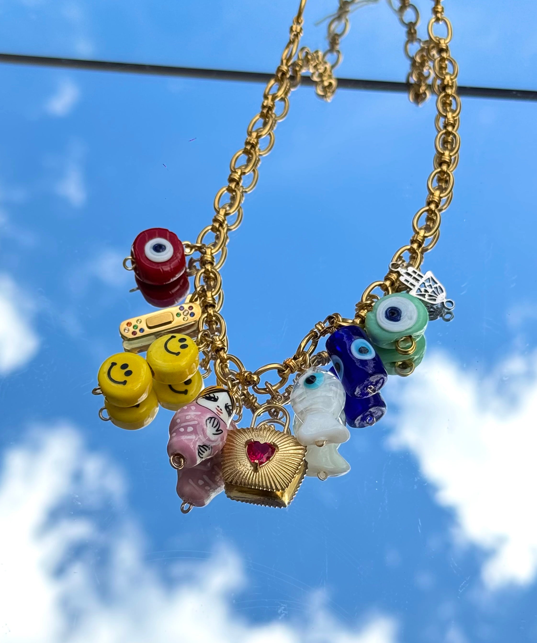Gros plan du collier Kchoush avec 9 breloques