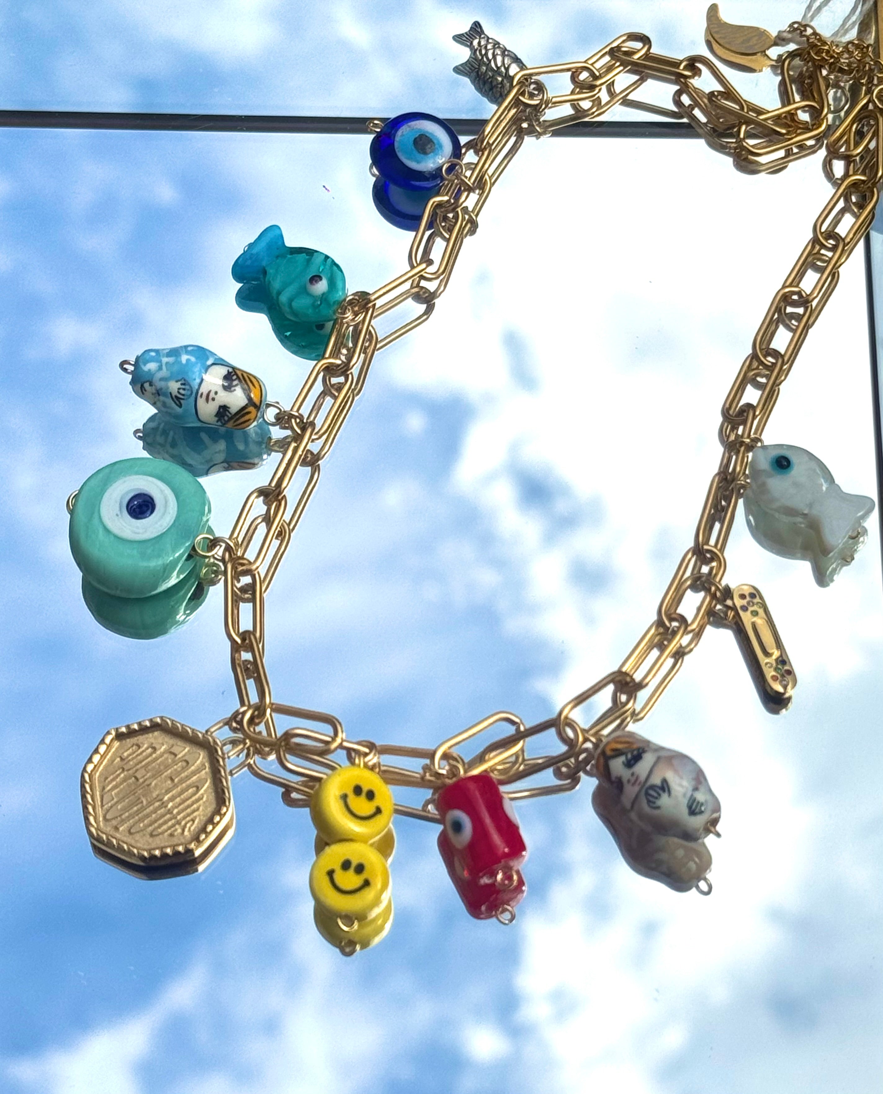 Gros plan du collier Kchoush avec 11 breloques