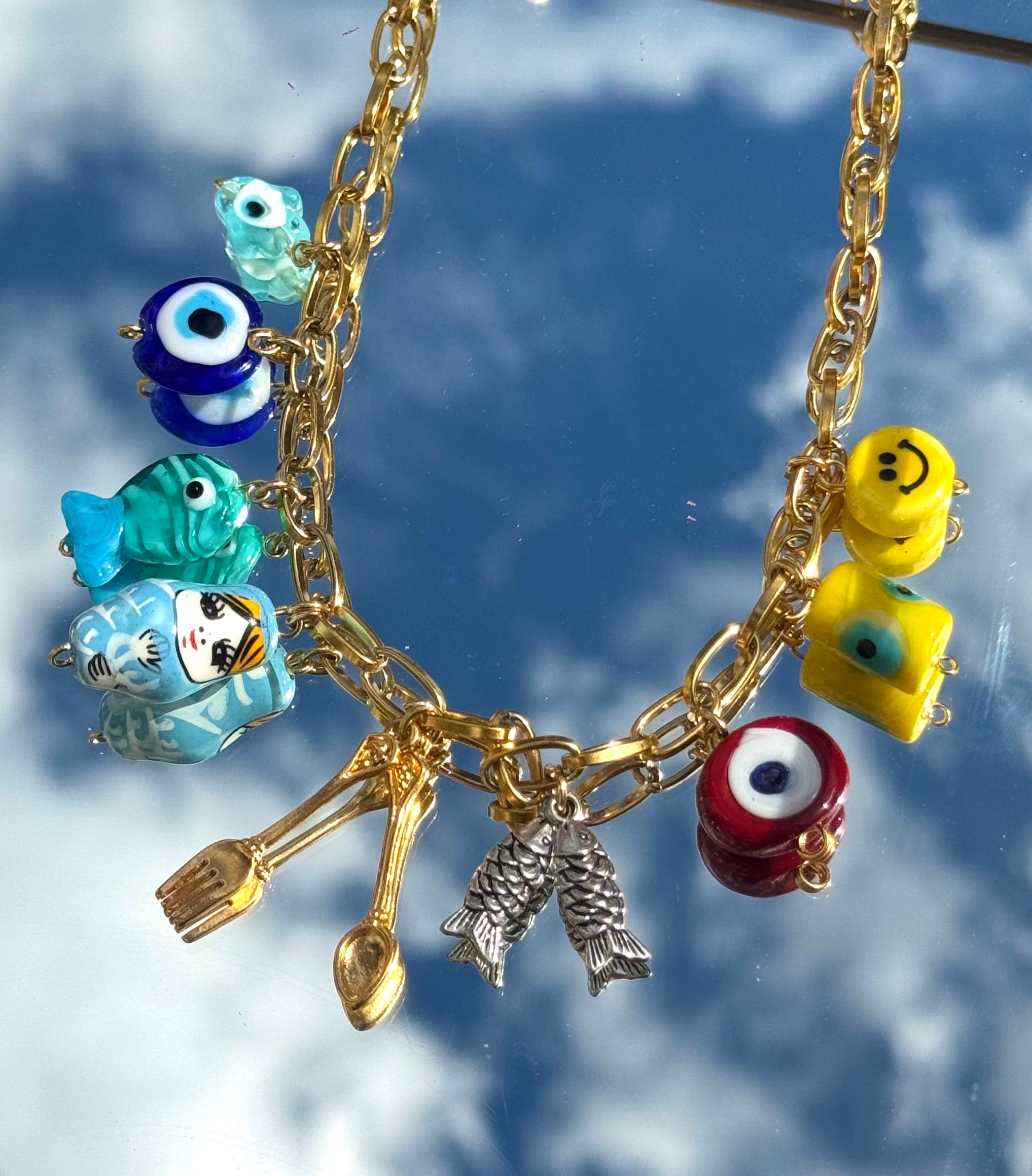 Gros plan du collier Kchoush avec 9 breloques