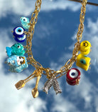 Gros plan du collier Kchoush avec 9 breloques