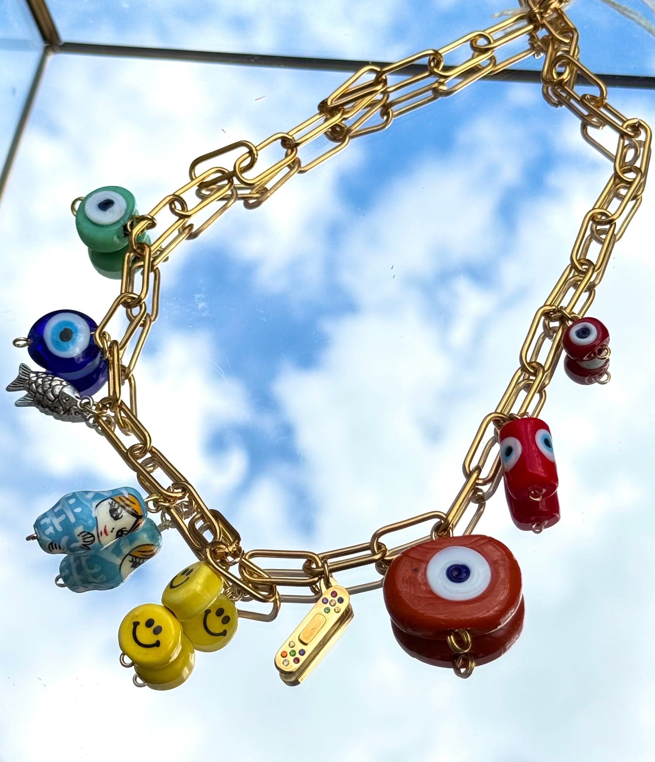 Gros plan du collier Kchoush avec 9 charms