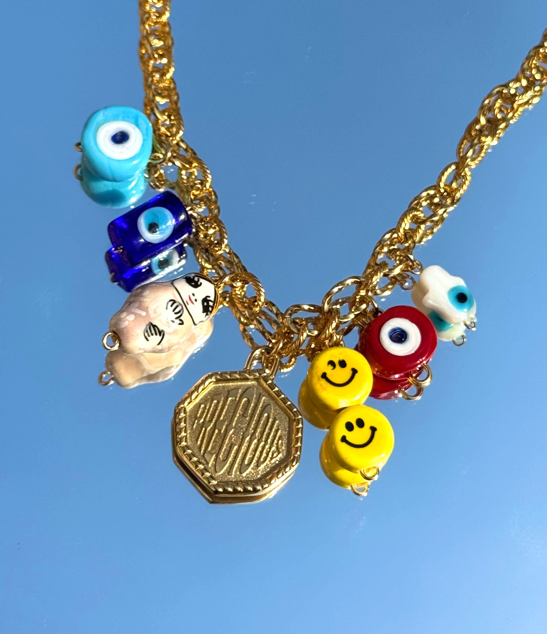 Gros plan du collier Kchoush avec 7 charms Precious et prtection