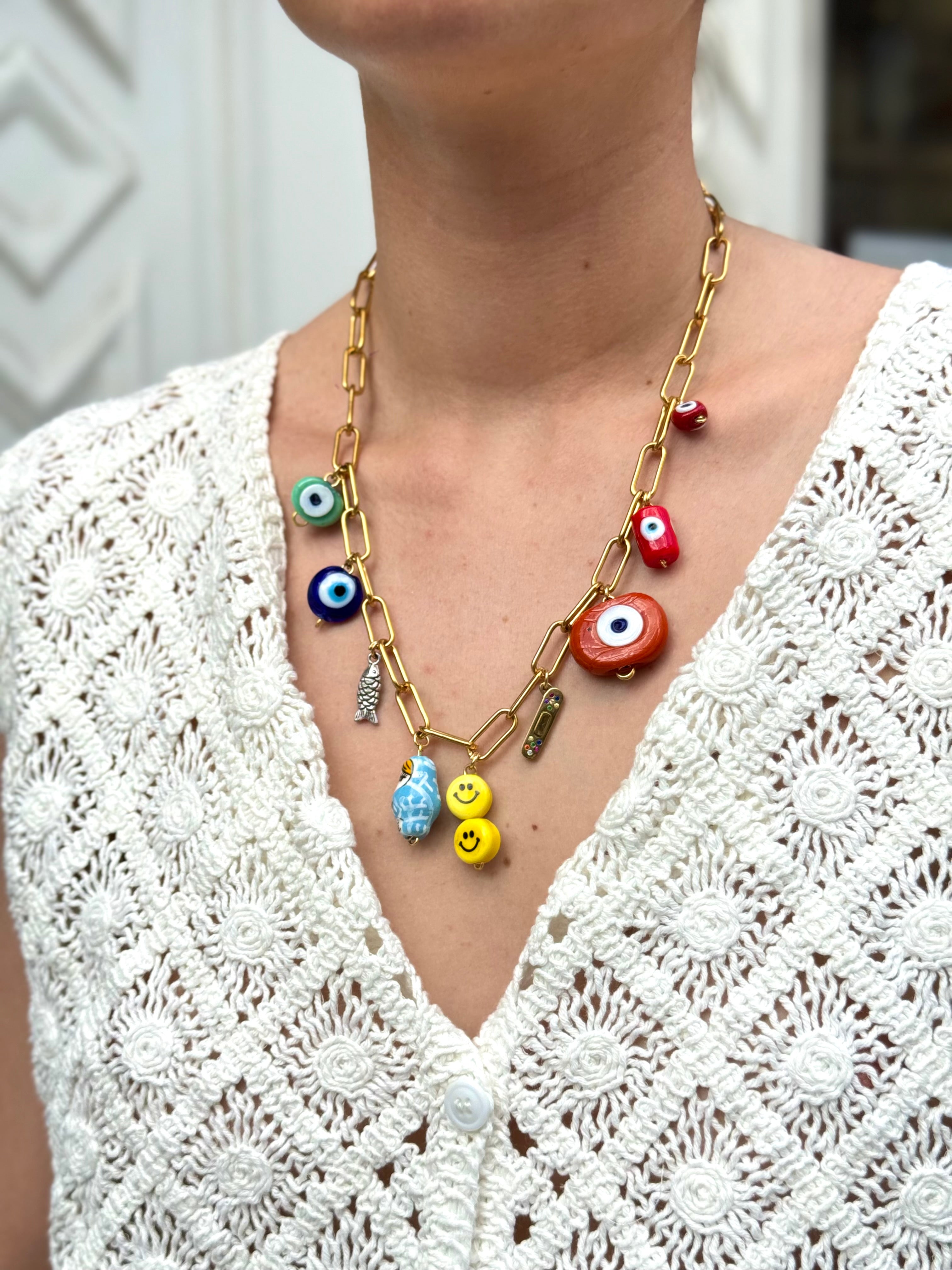 Collier Kchoush porté – chaîne en laiton doré avec charms porte-bonheur