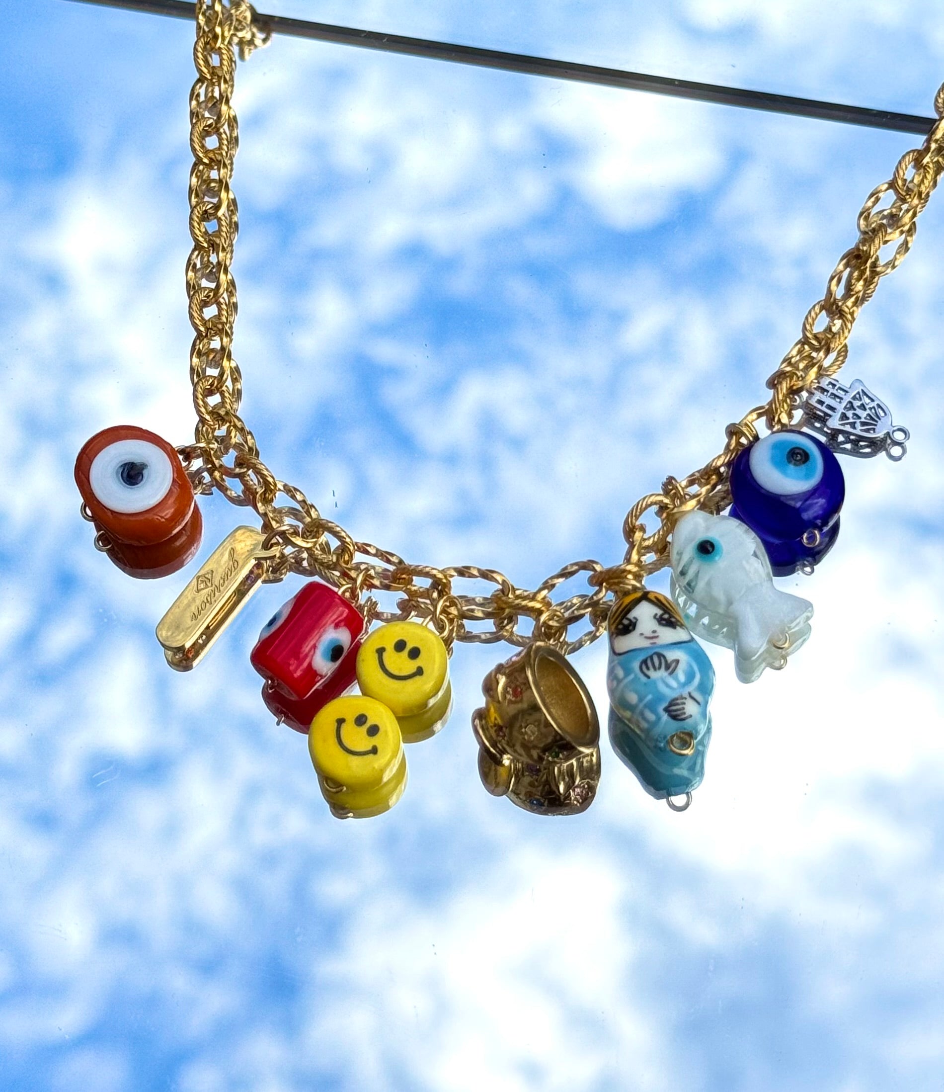 Gros plan du collier Kchoush avec 9 breloques