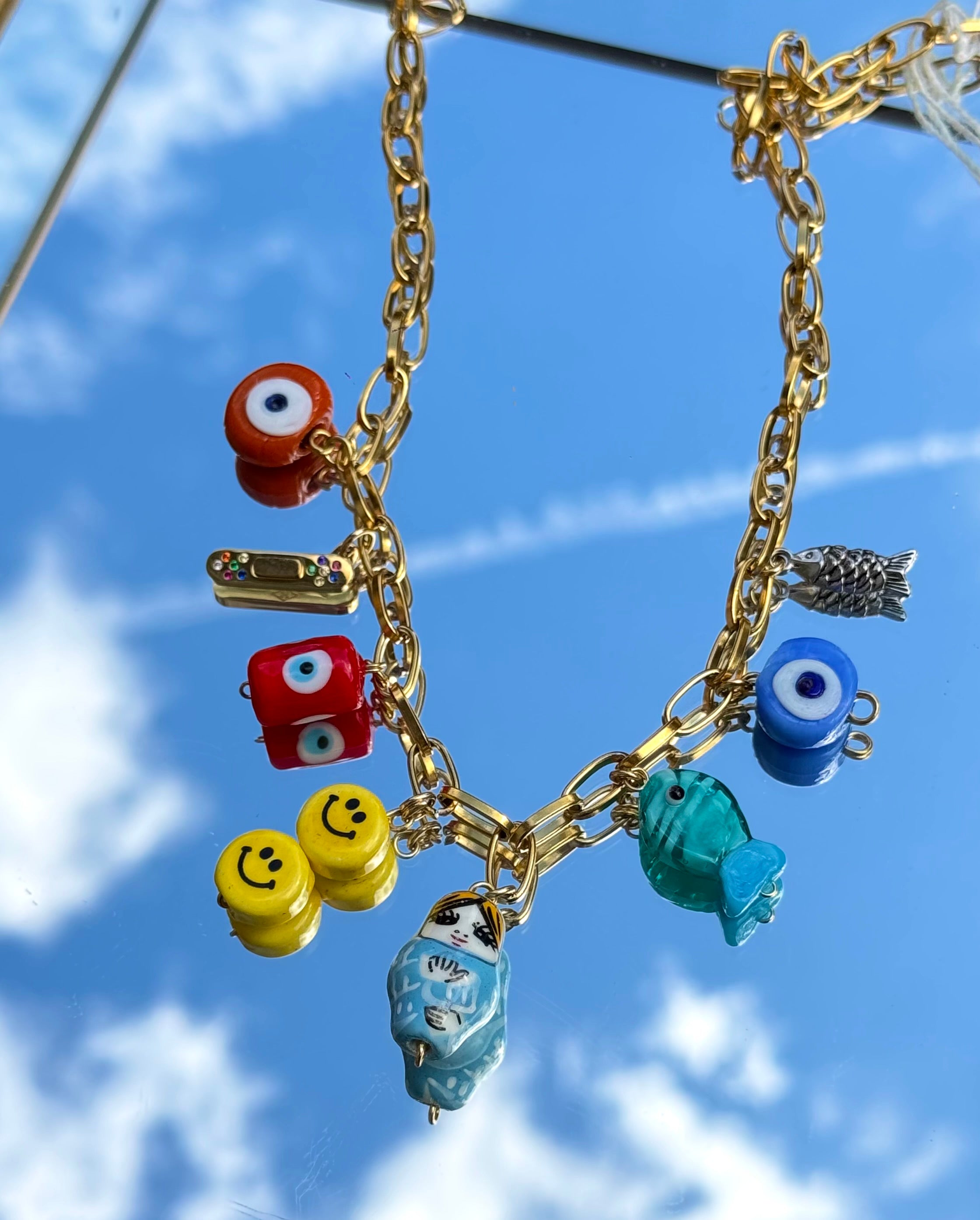 Gros plan du collier Kchoush avec ç charms
