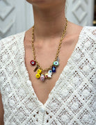 Collier Kchoush porté – chaîne en laiton doré avec breloques porte-bonheur