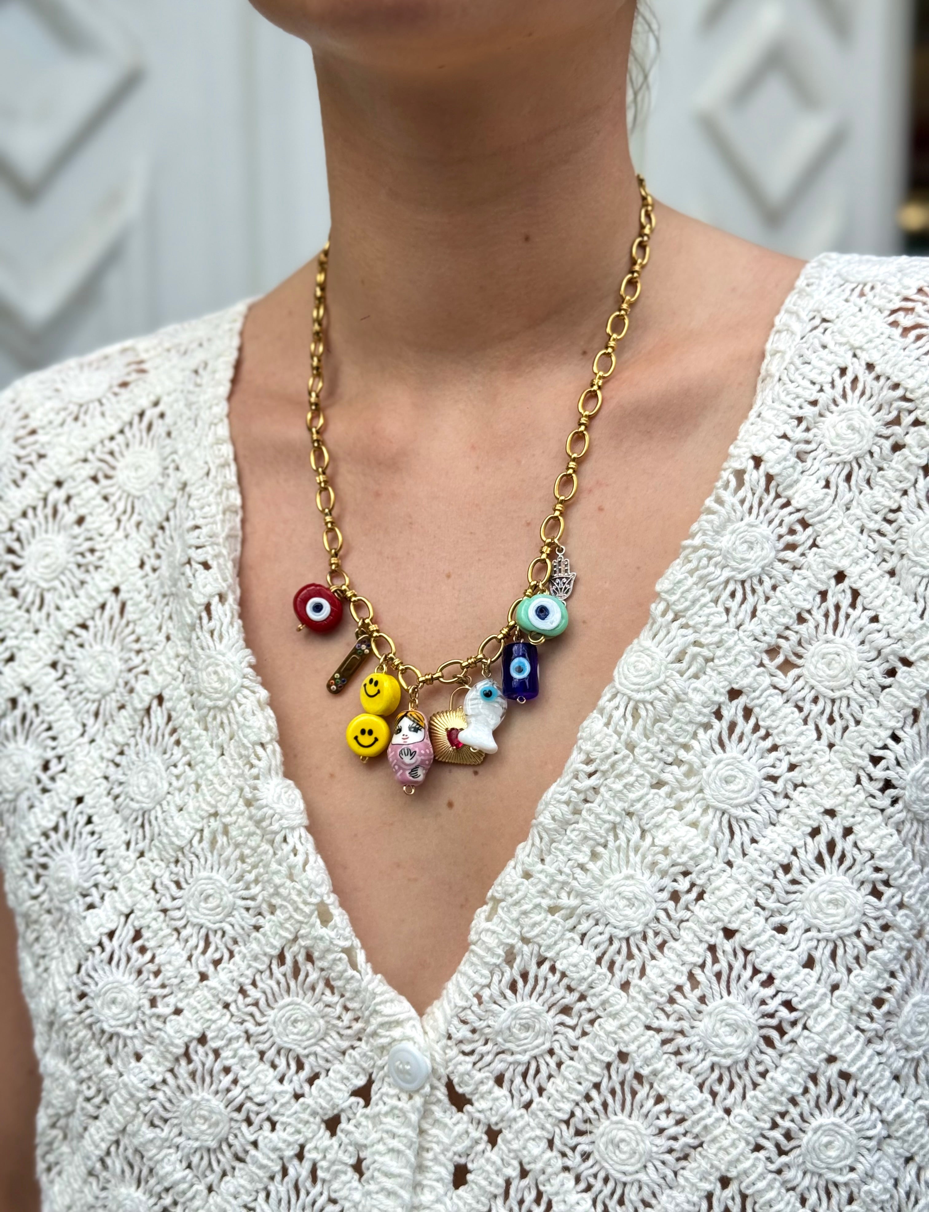 Collier Kchoush porté – chaîne en laiton doré avec breloques porte-bonheur