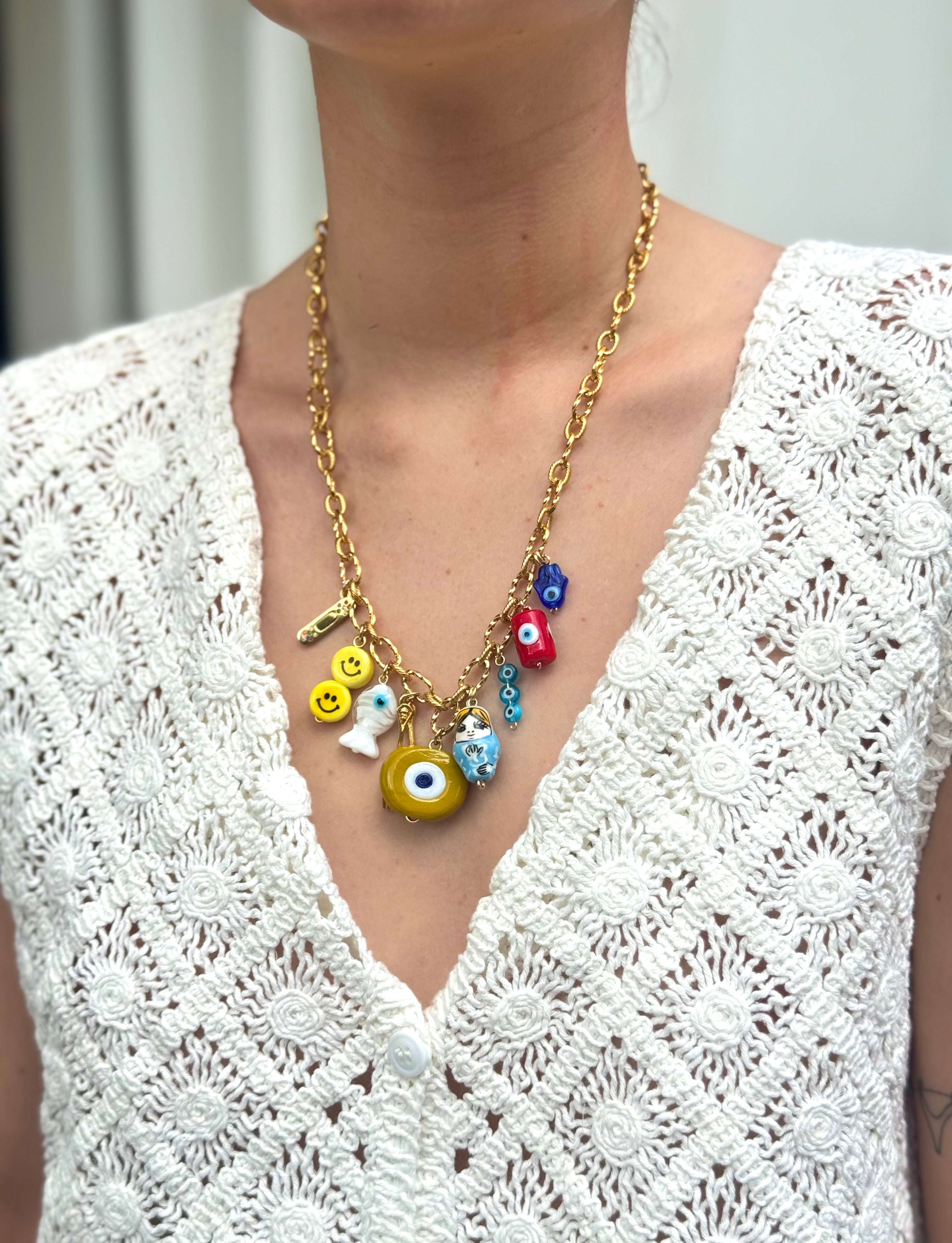 Collier Kchoush porté – chaîne en laiton doré avec charms porte-bonheur