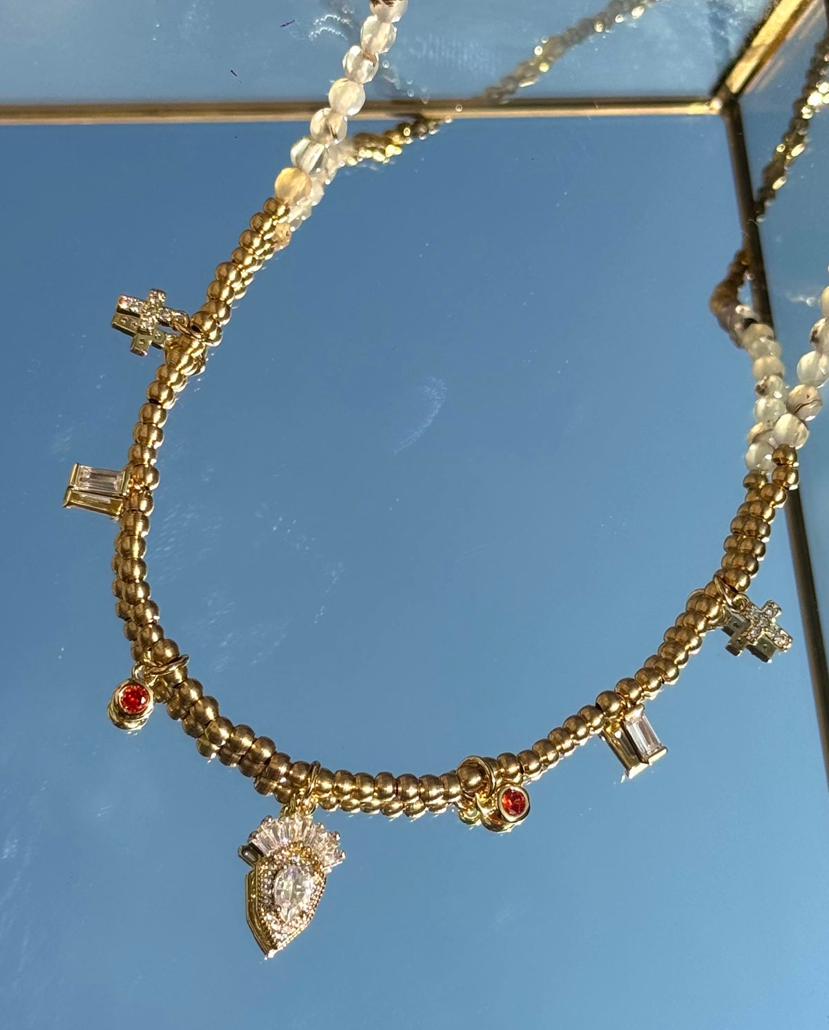 Gros plan sur le Collier Kharmari Paola Fauve, détails du bijou artisanal