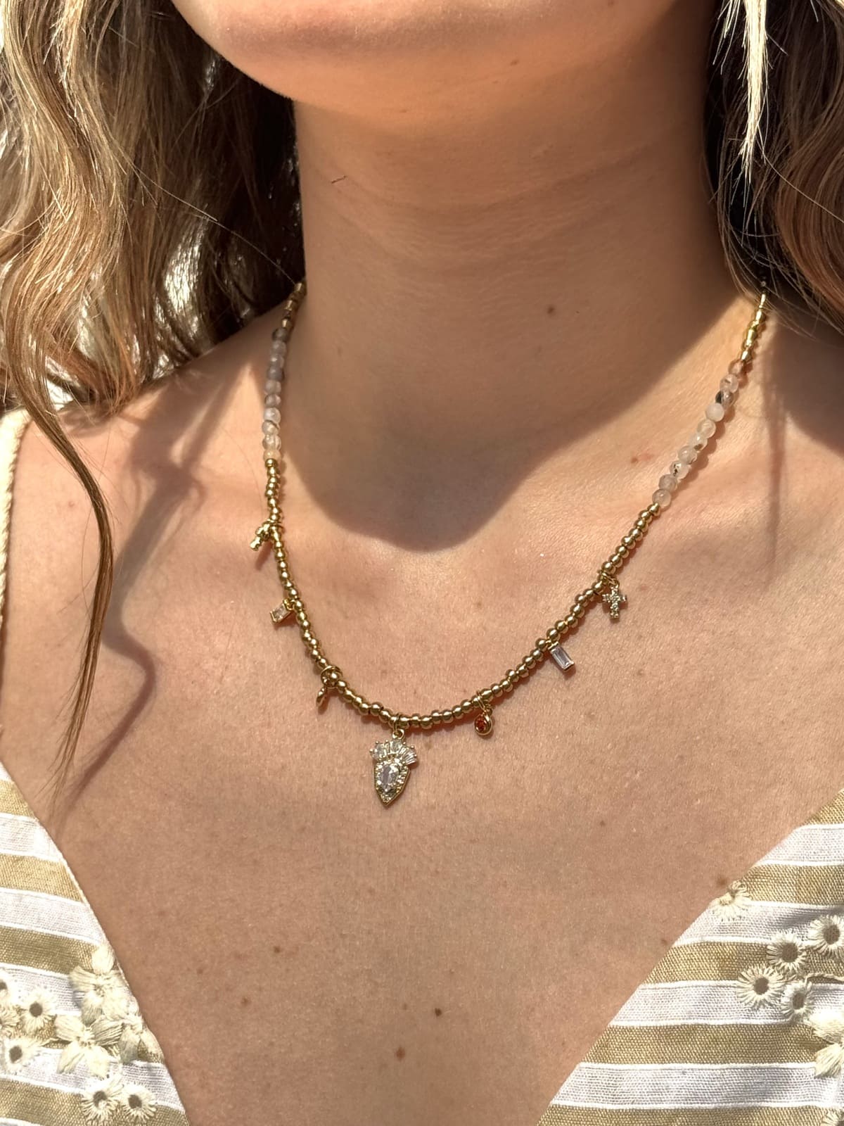 Collier Kharmari Paola Fauve porté